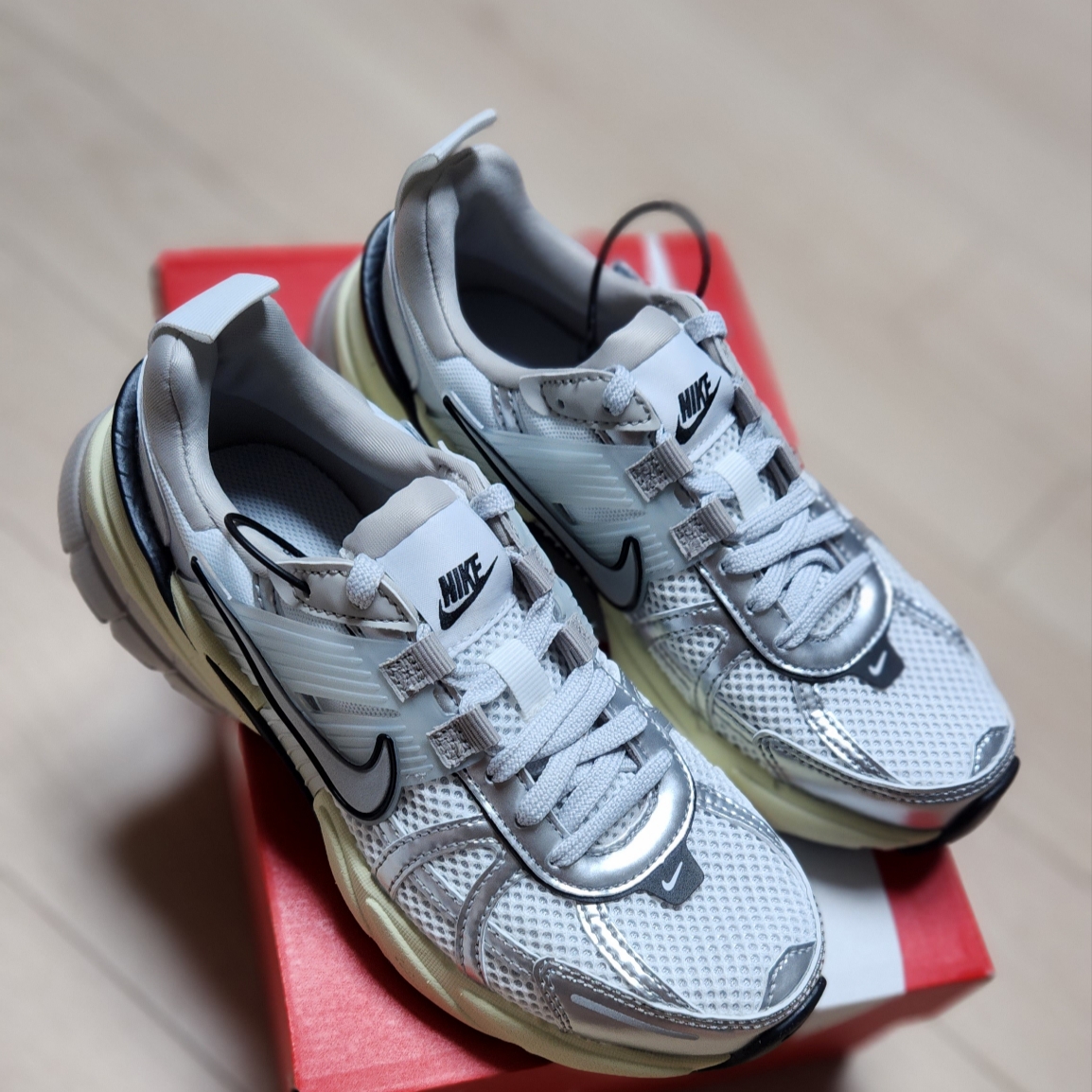 Nike V2K Run Summit White Metallic Silver 착용 스타일