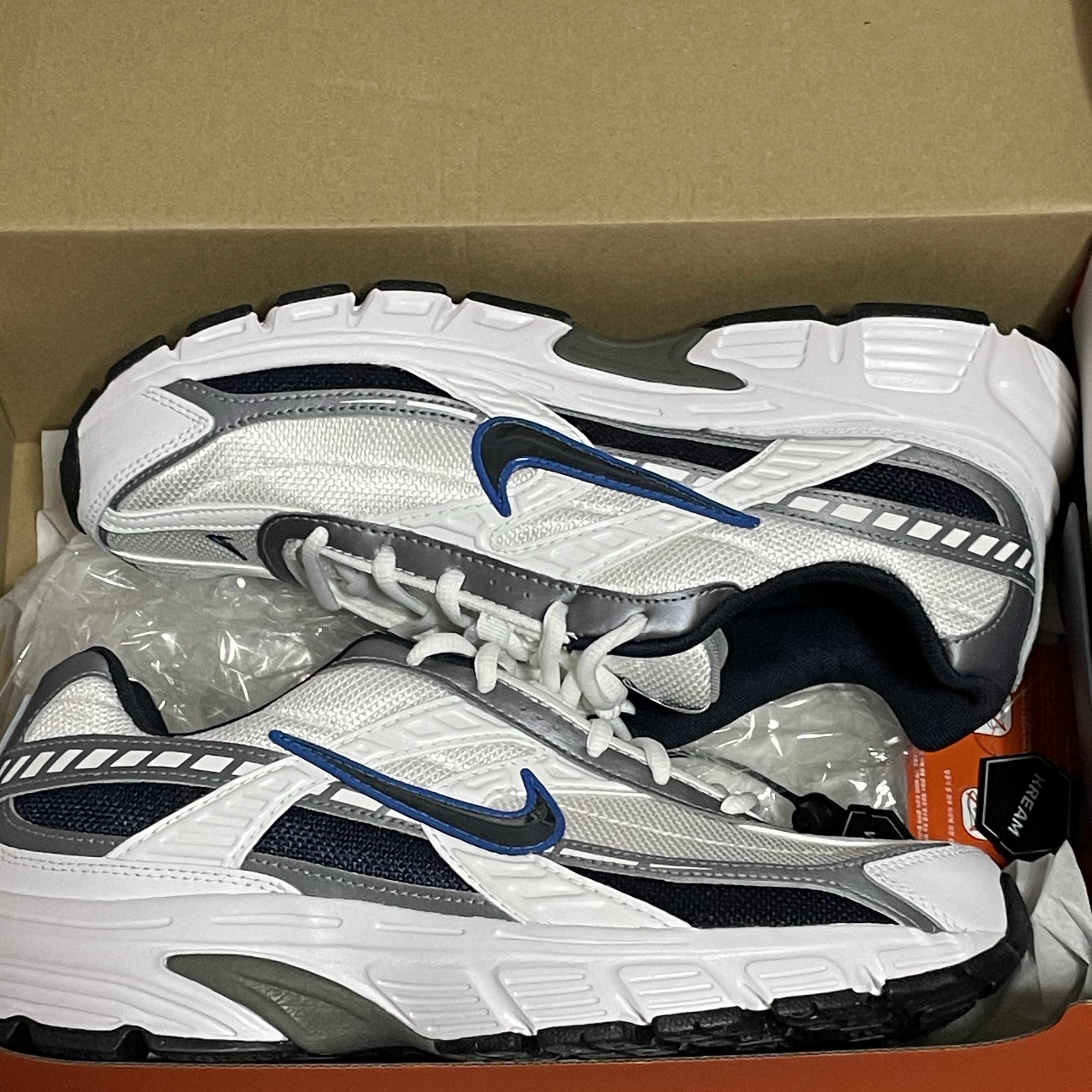 Nike Initiator White Obsidian Metallic Cool Grey 착용 스타일