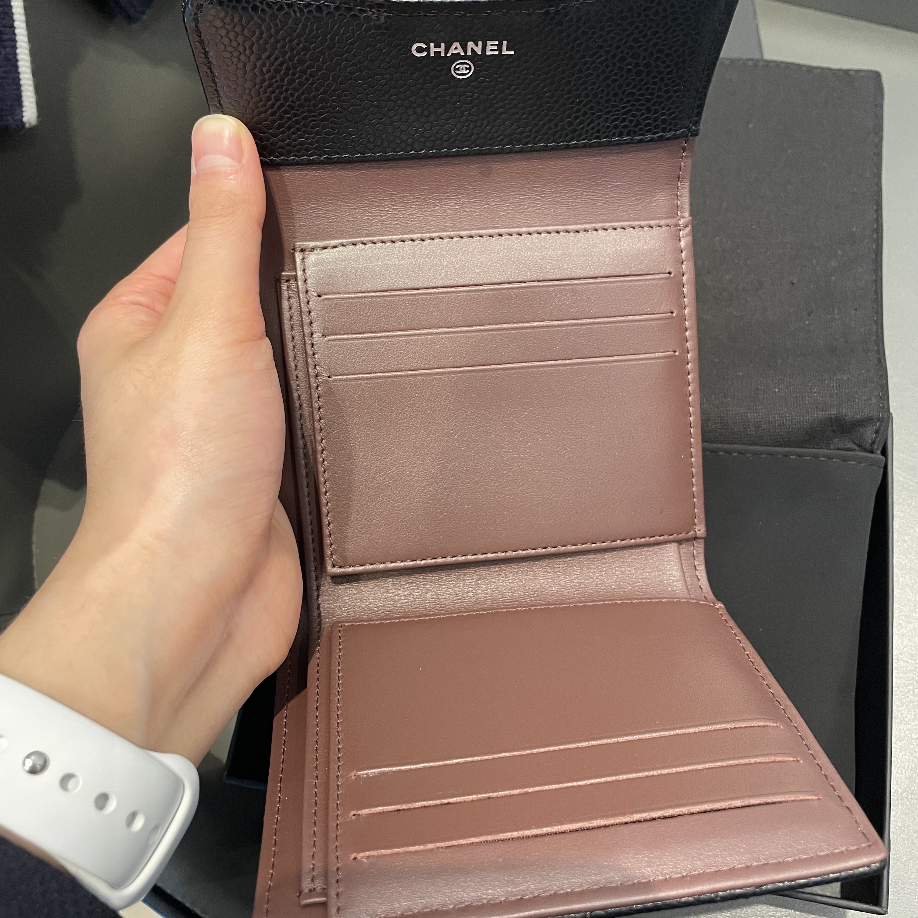 Chanel Small Classic Flap Wallet Grained Calfskin & Silver Black 착용 스타일 - 5