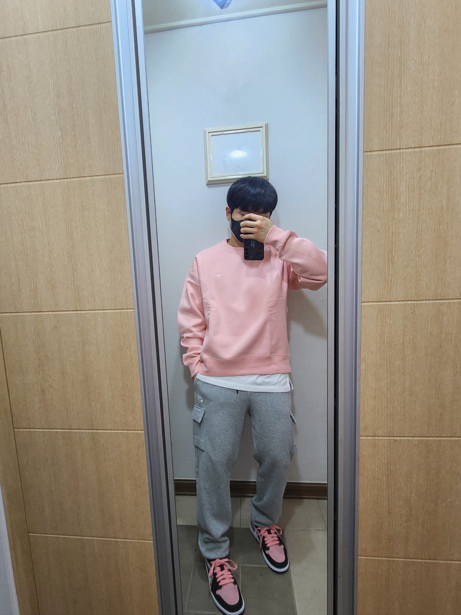 Jordan 1 Retro Low OG Bleached Coral, Nike NRG Solo Swoosh Crew Fleece Bleached Coral - Asia 착용 스타일 - 2
