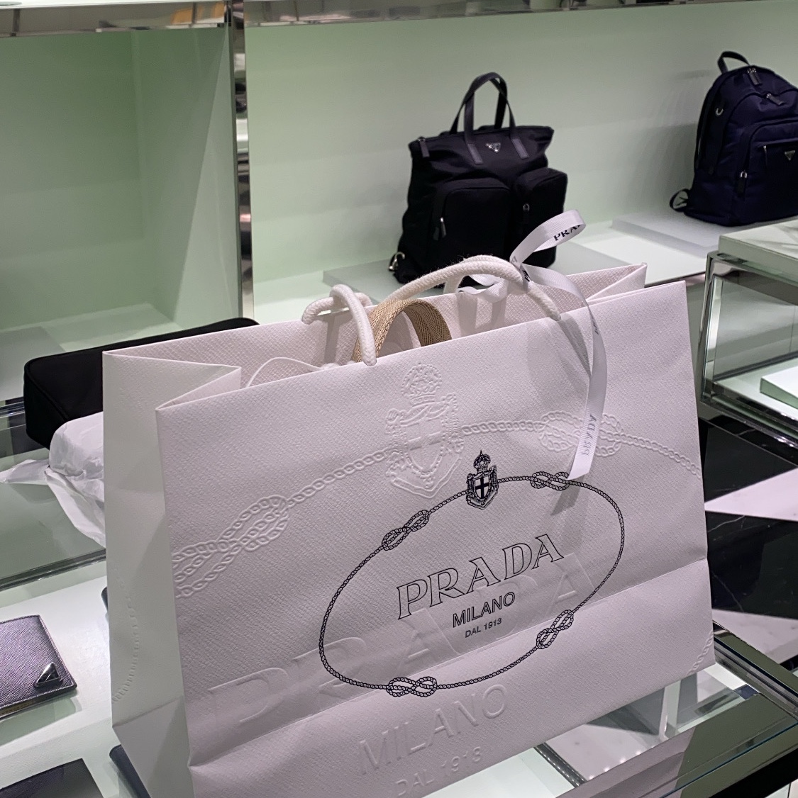 Prada Re-Nylon Re-Edition 2000 Mini Bag Desert Beige 착용 스타일