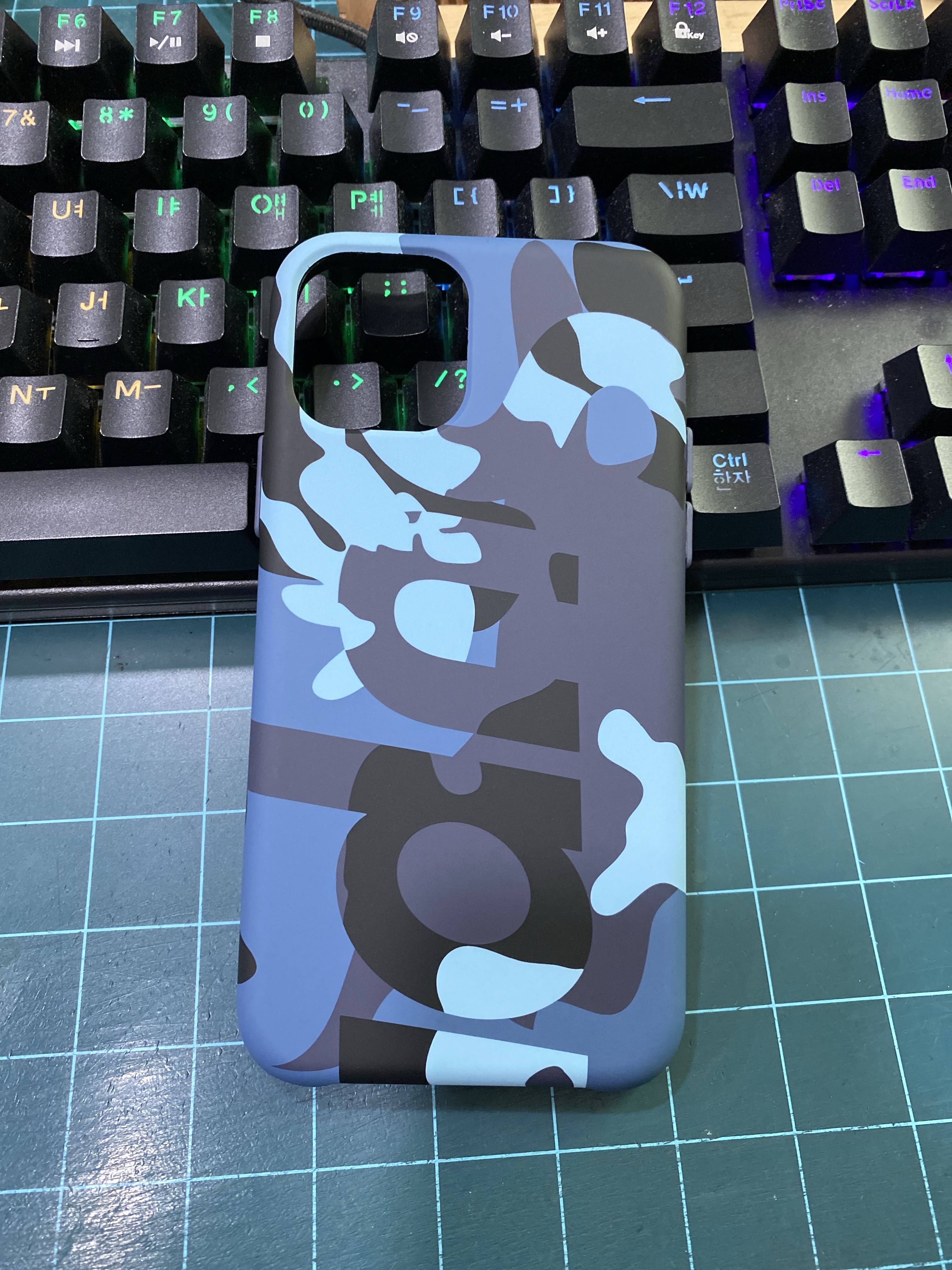 Supreme Camo iPhone Case Blue - 20FW 착용 스타일