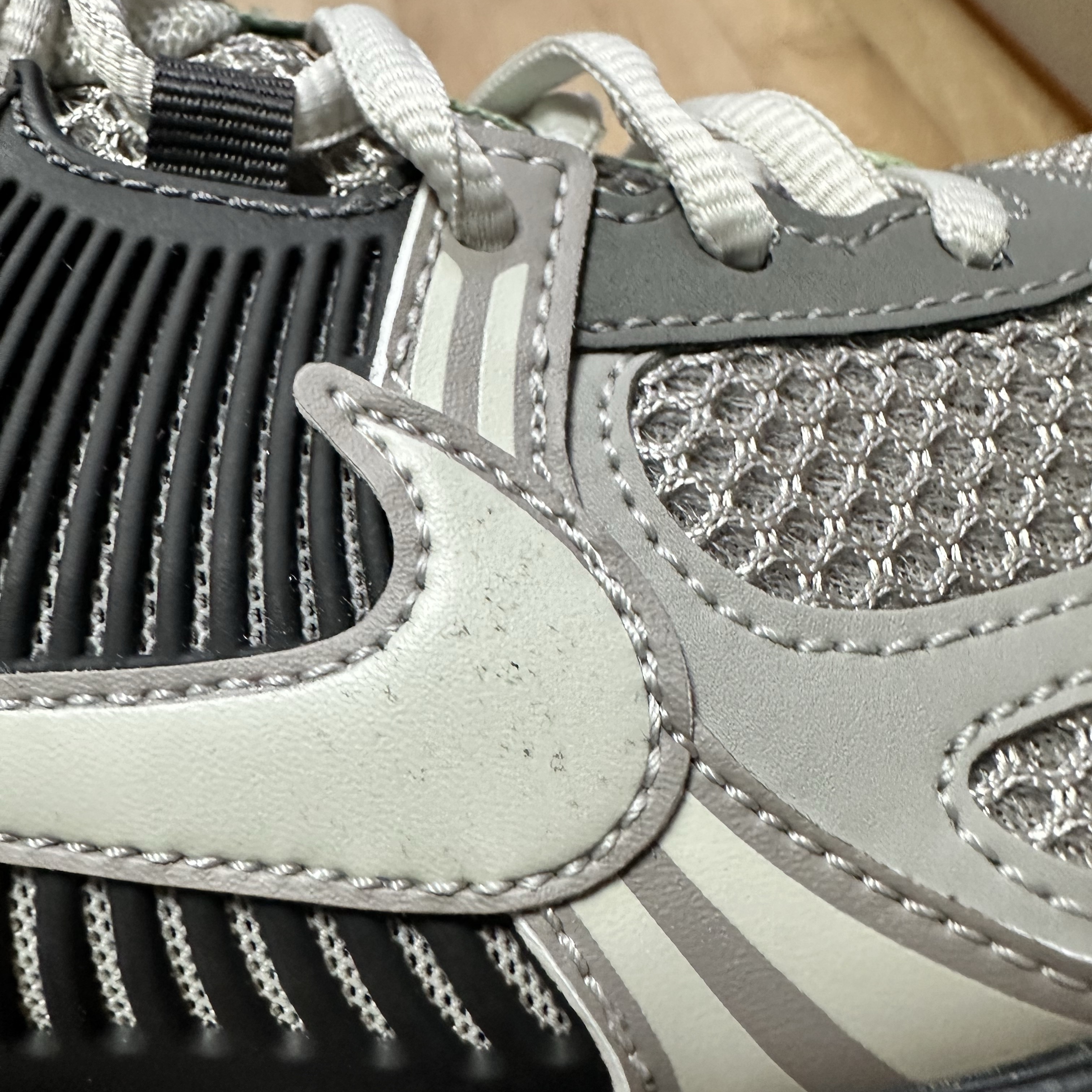 (W) Nike Zoom Vomero 5 Cobblestone and Flat Pewter 착용 스타일