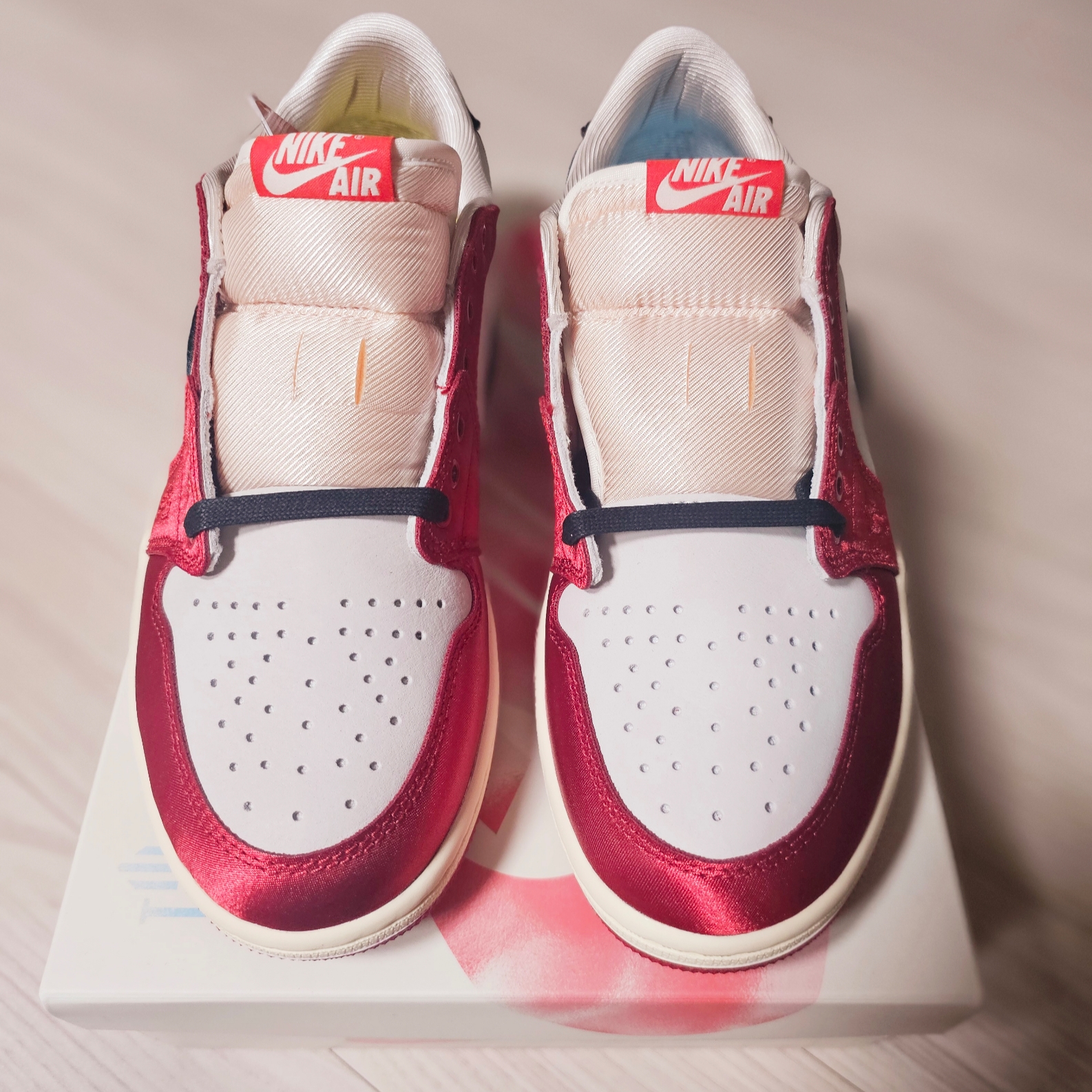 Jordan 1 x Trophy Room Retro Low OG SP Sail Varsity Red 착용 스타일 - 3