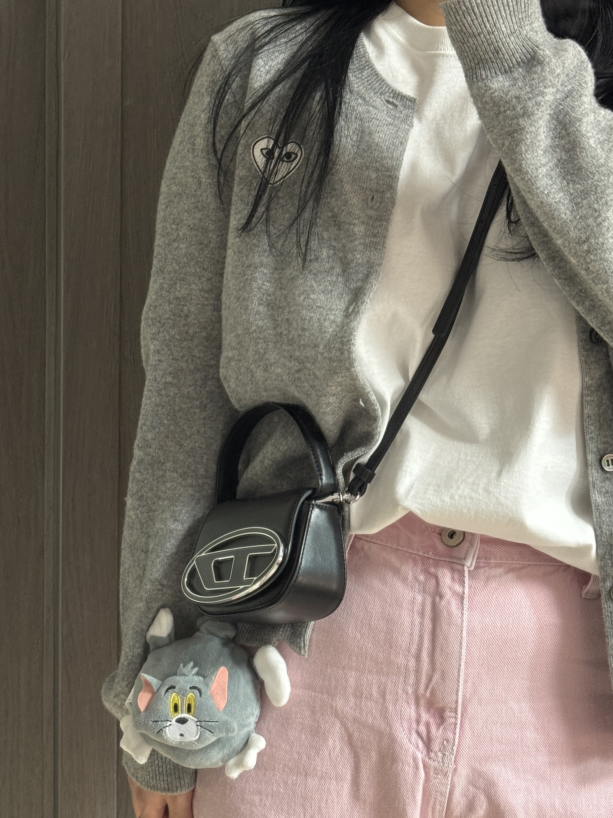 (W) Play Comme des Garcons White Heart Knit Cardigan Light Grey, Diesel 1DR Mini Bag Plaque Black 착용 스타일