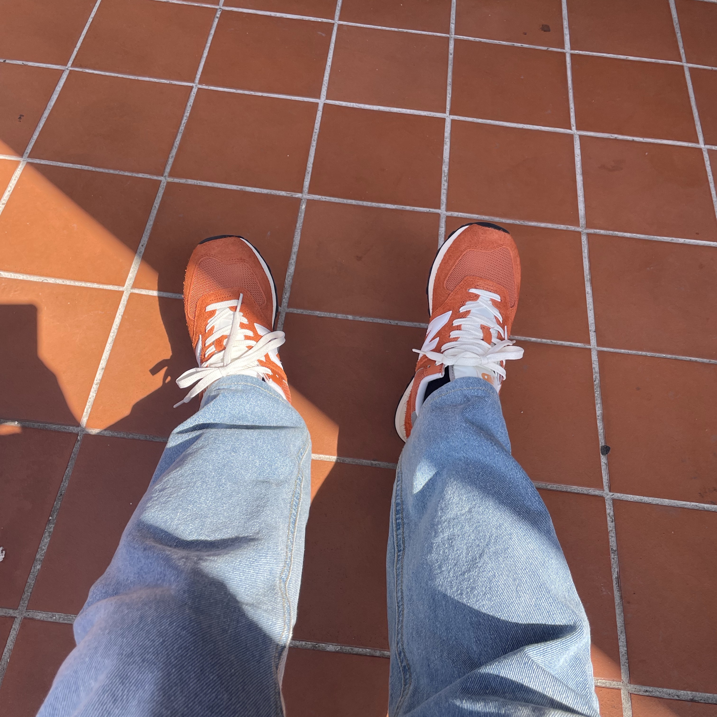 New Balance 574 Heritage Orange Burst White 착용 스타일