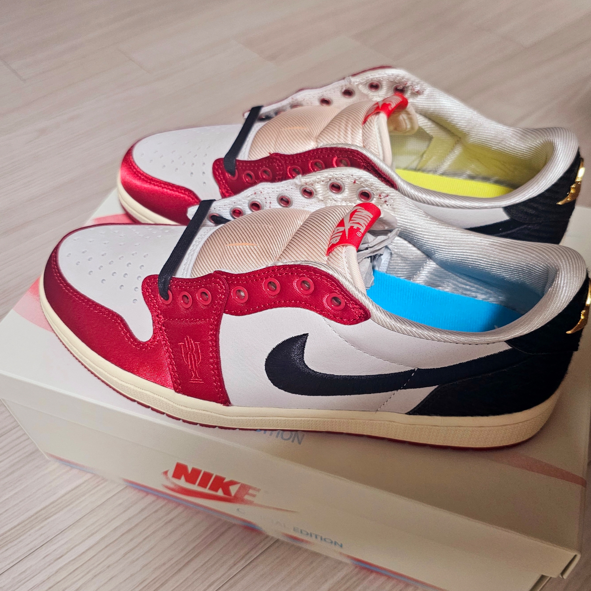 Jordan 1 x Trophy Room Retro Low OG SP Sail Varsity Red 착용 스타일 - 2