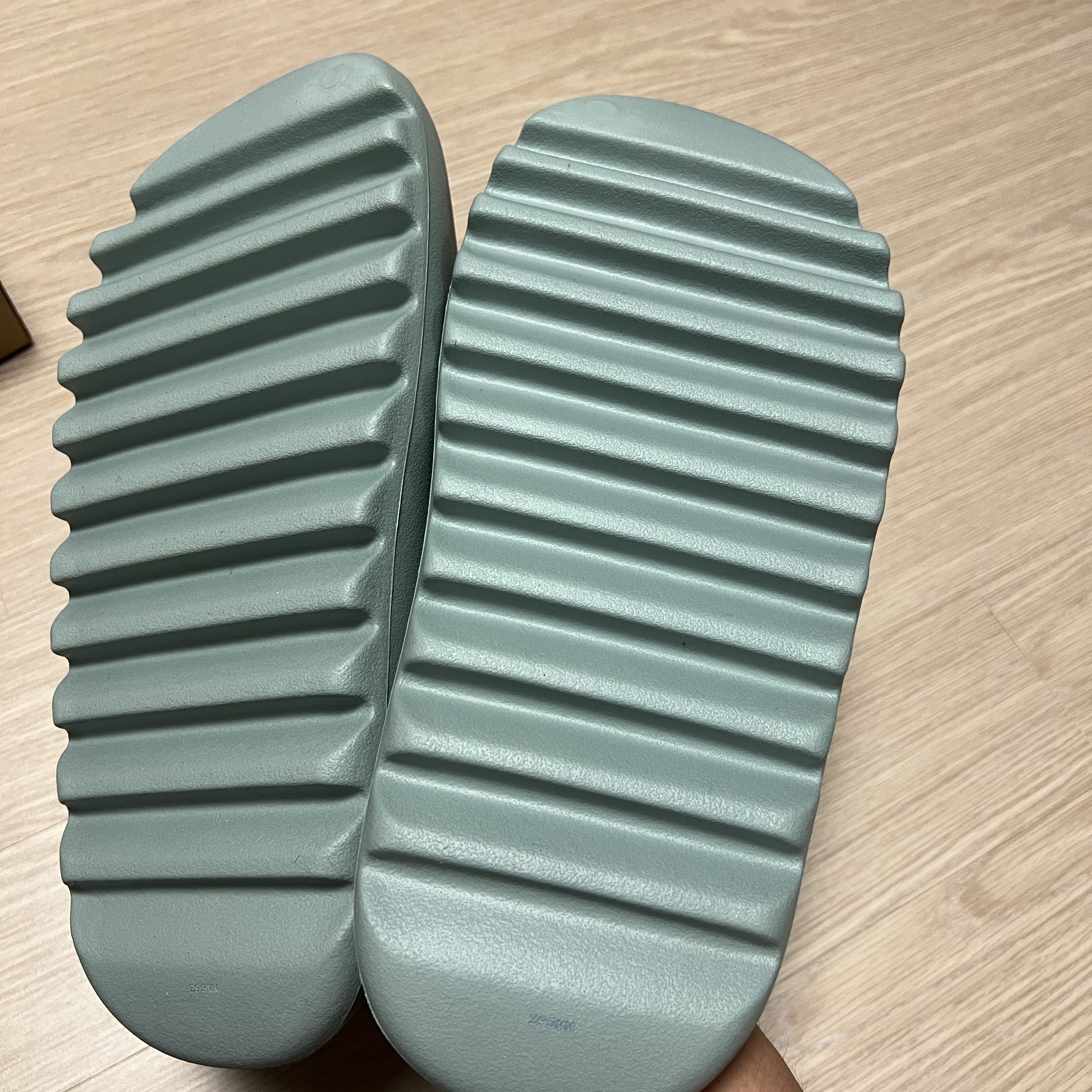 Adidas Yeezy Slide Salt 착용 스타일