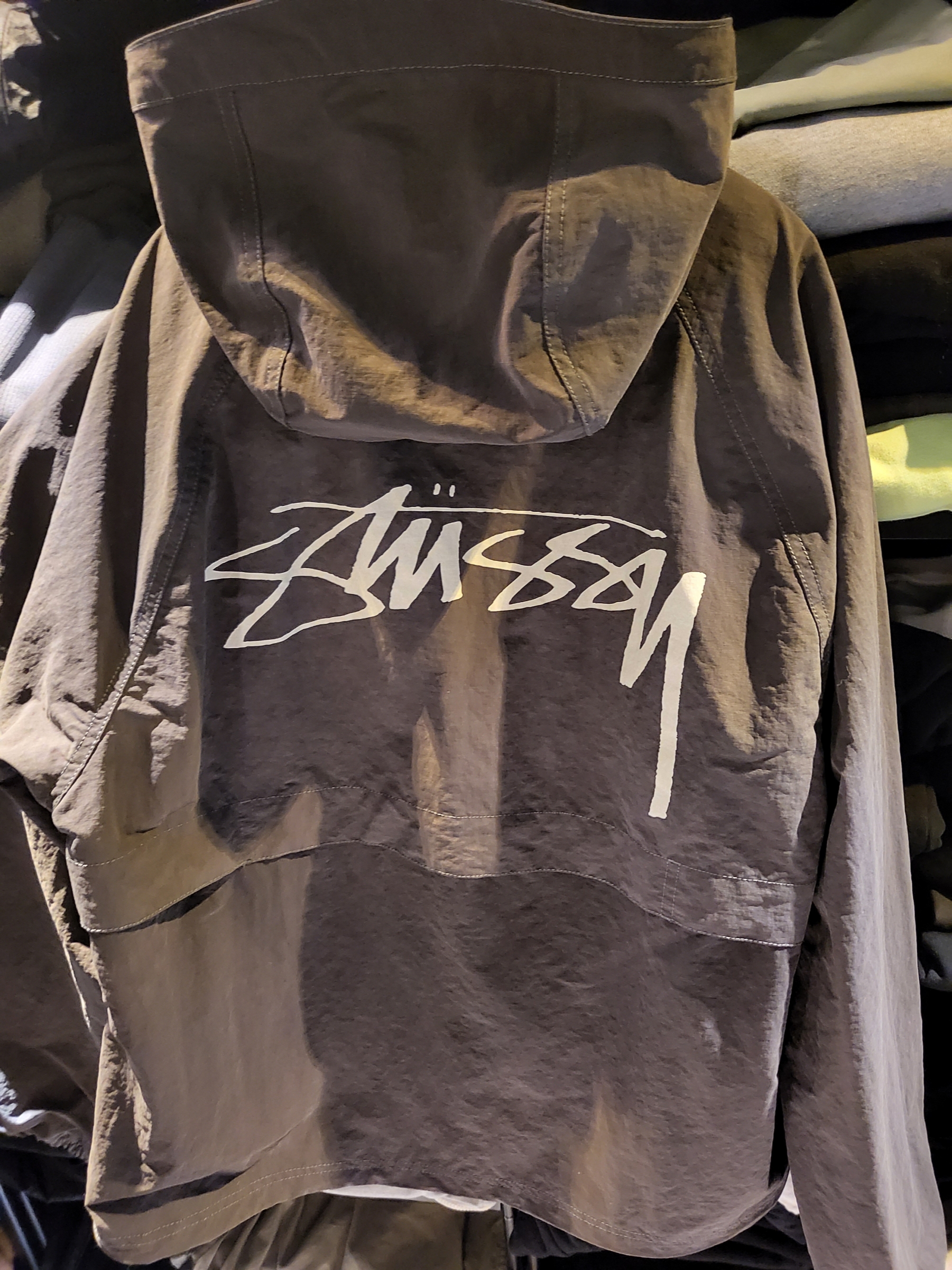Stussy Wave Dye Beach Shell Jacket Black 착용 스타일 - 2