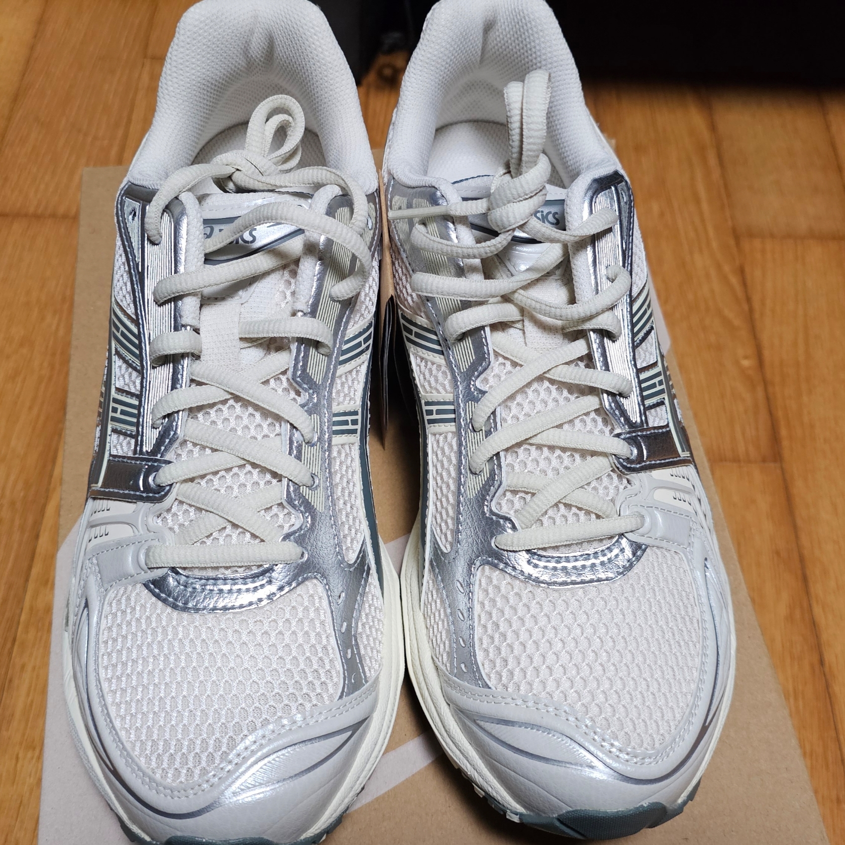 Asics Gel-Kayano 14 Birch Dark Pewter 착용 스타일