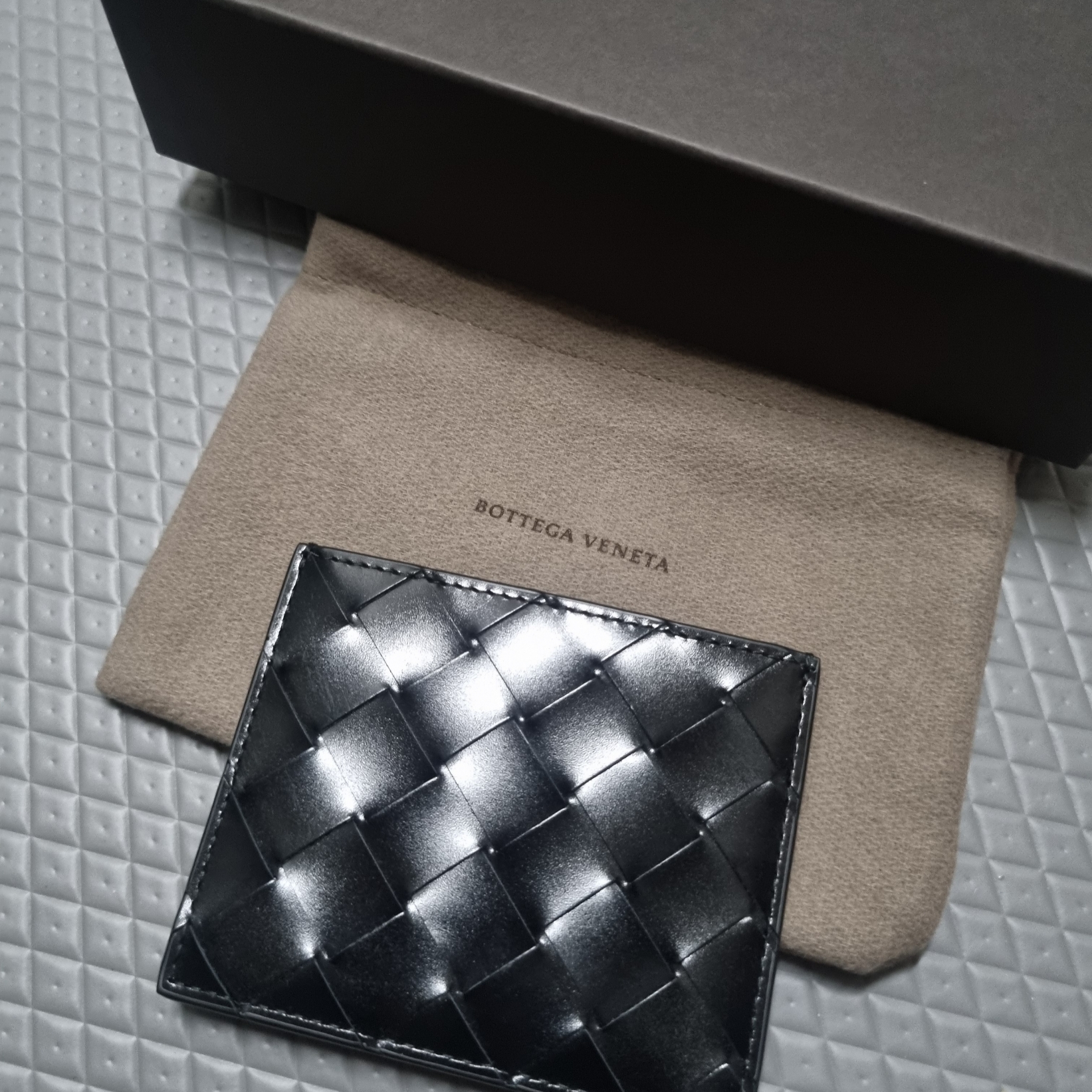 Bottega Veneta Card Case Black 착용 스타일