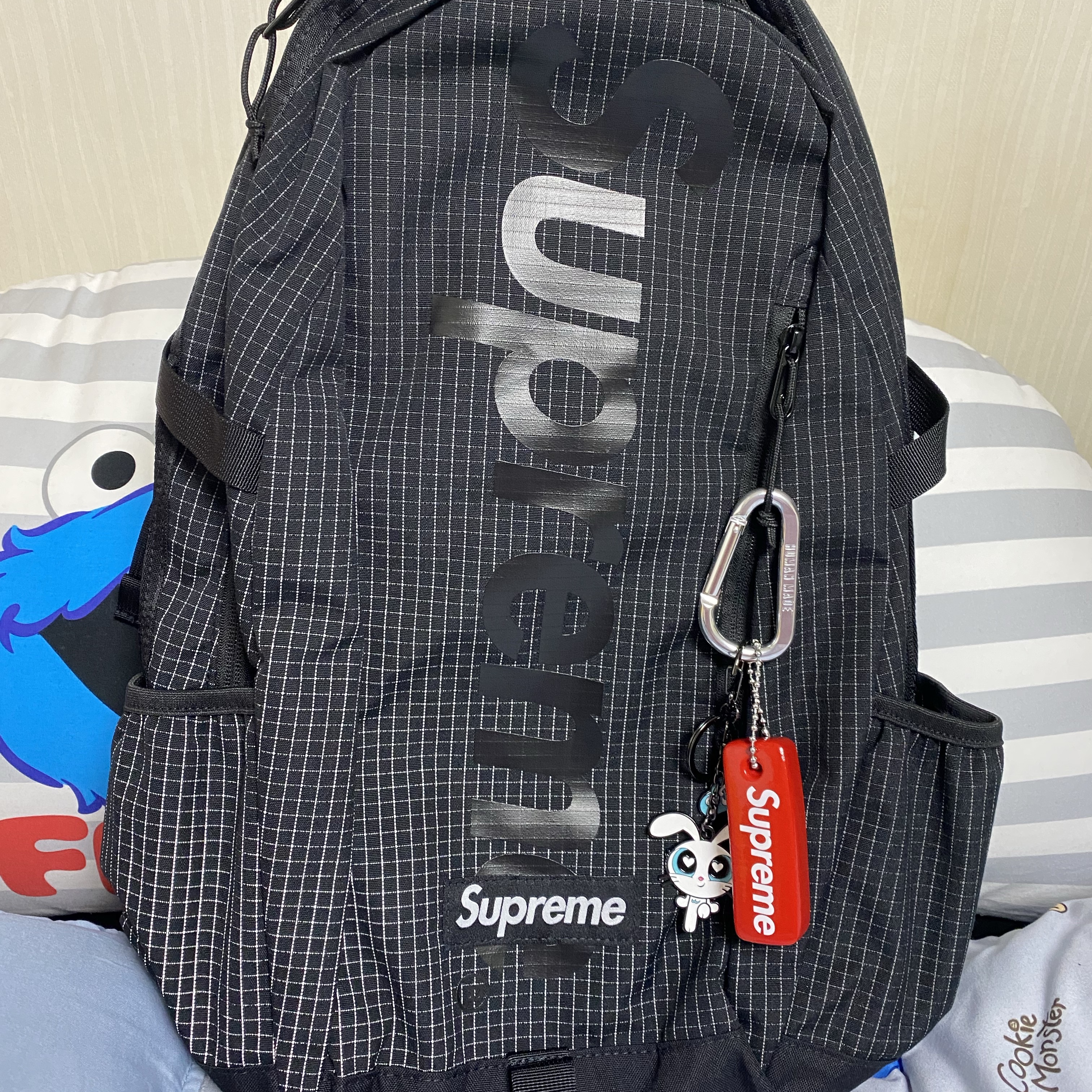 Supreme Backpack Black - 24SS, NewJeans x The Powerpuff Girls Metal Keyring Bunny 착용 스타일