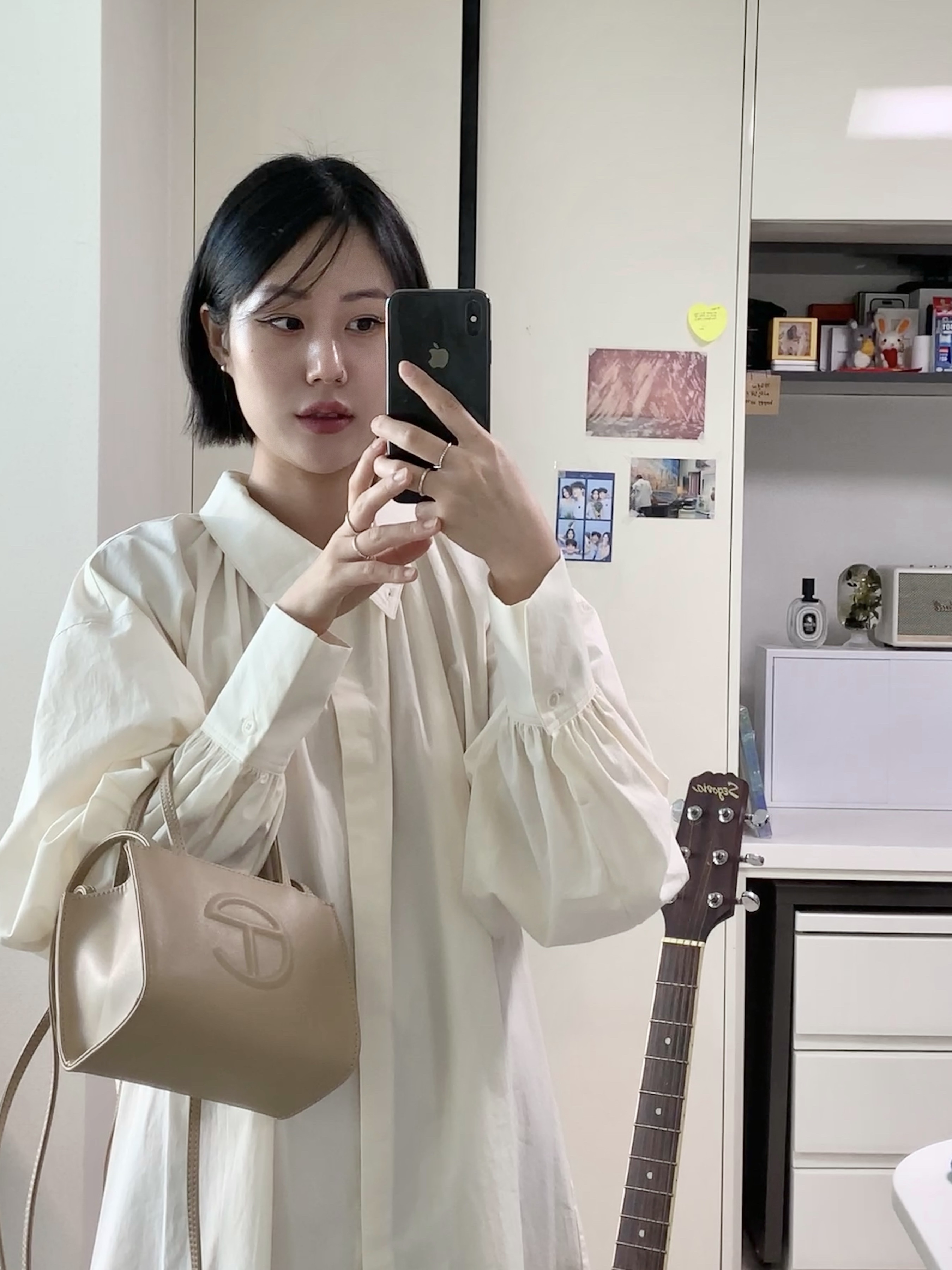 Telfar Small Shopping Bag Cream 착용 스타일