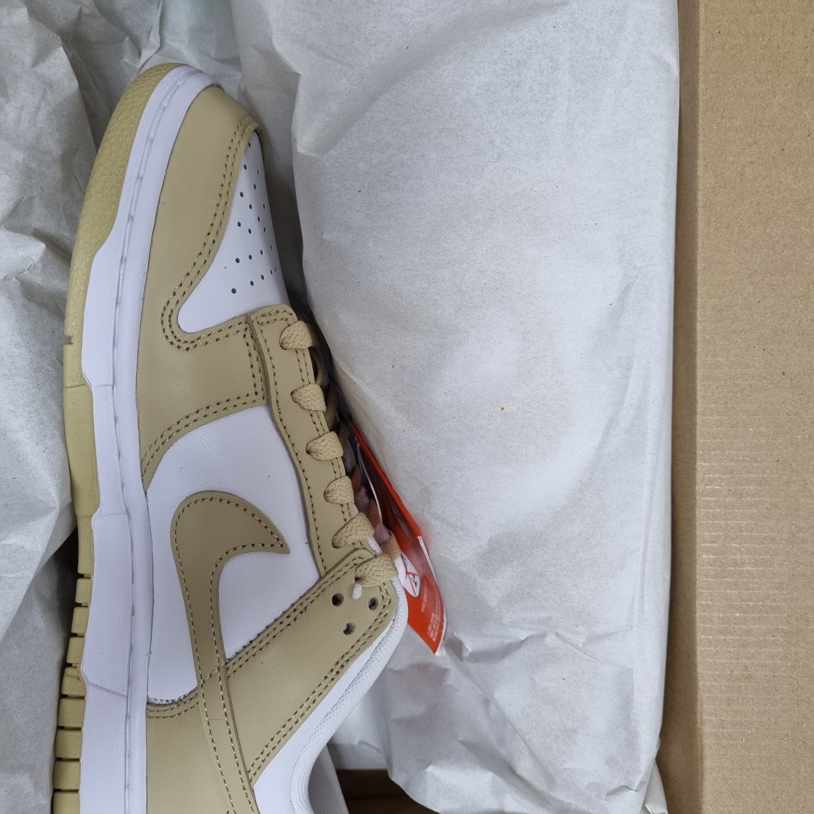 Nike Dunk Low Team Gold and White 착용 스타일