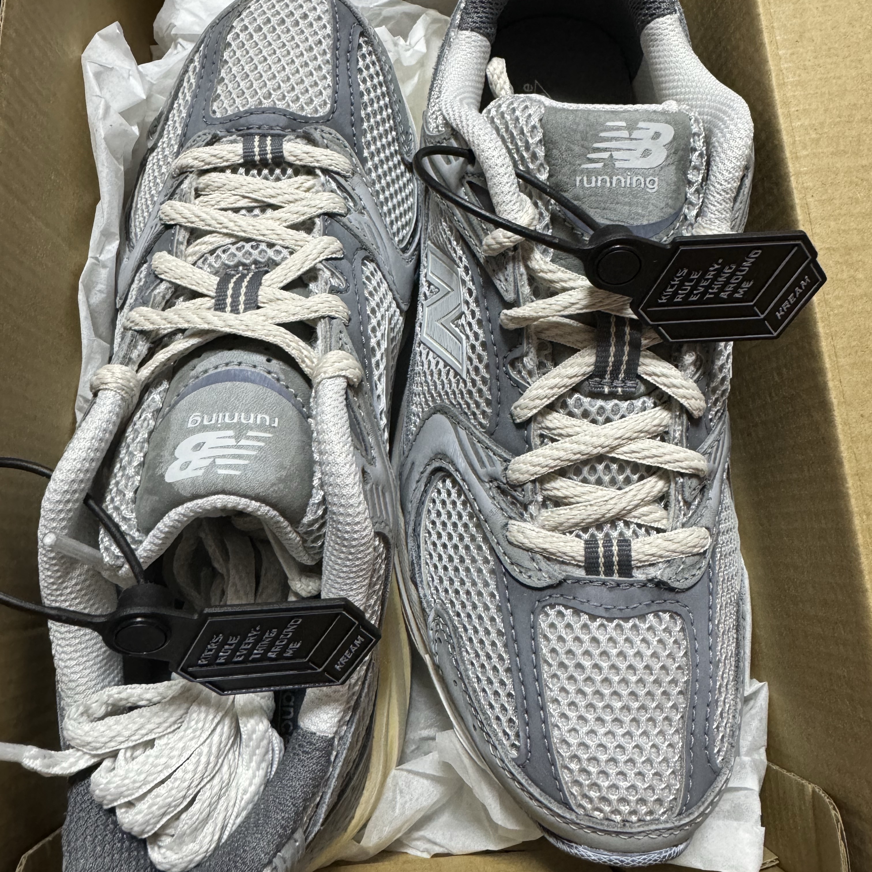 New Balance 530 Premium Vintage Grey Matter 착용 스타일 - 2