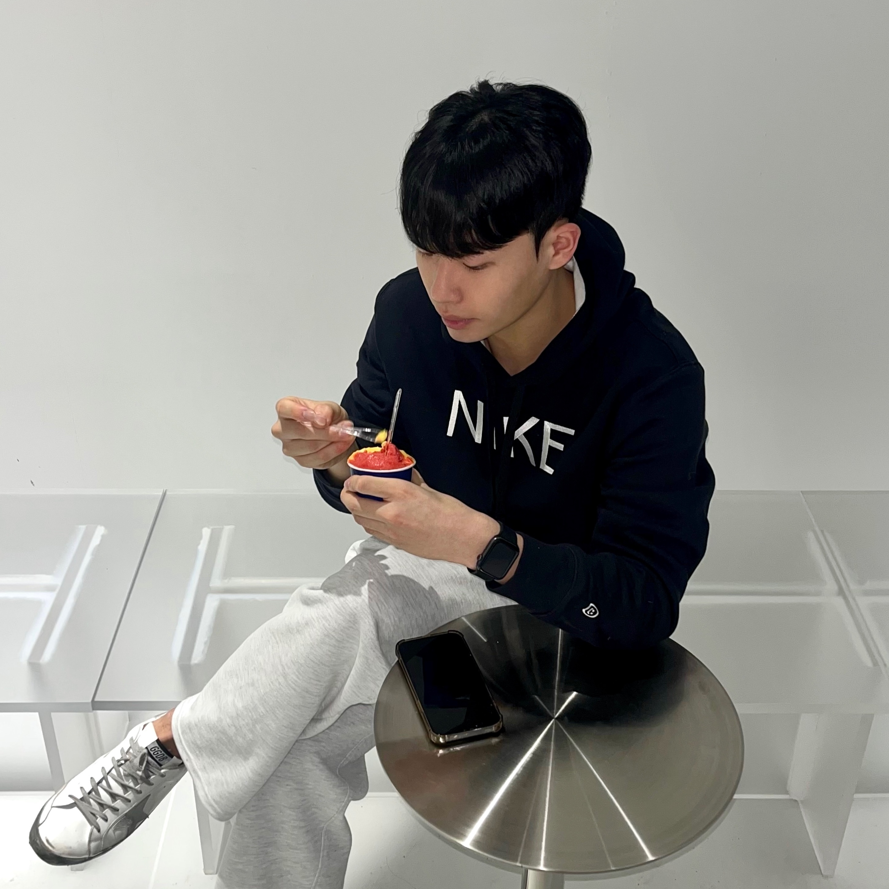 Golden Goose Superstar White Silver Heel Tab Sneakers, Apple Watch SE 40mm GPS Space Gray Aluminum Case with Sport Band Midnight (Korean Ver.) 착용 스타일