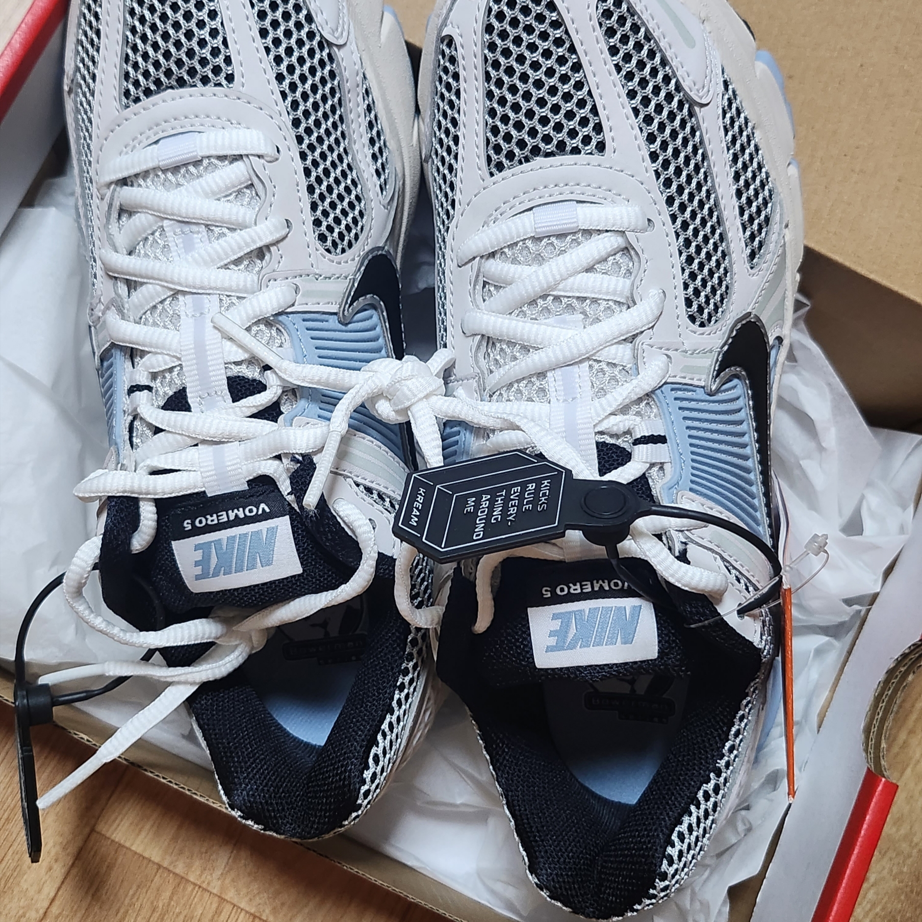 (W) Nike Zoom Vomero 5 Platinum Tint Black 착용 스타일