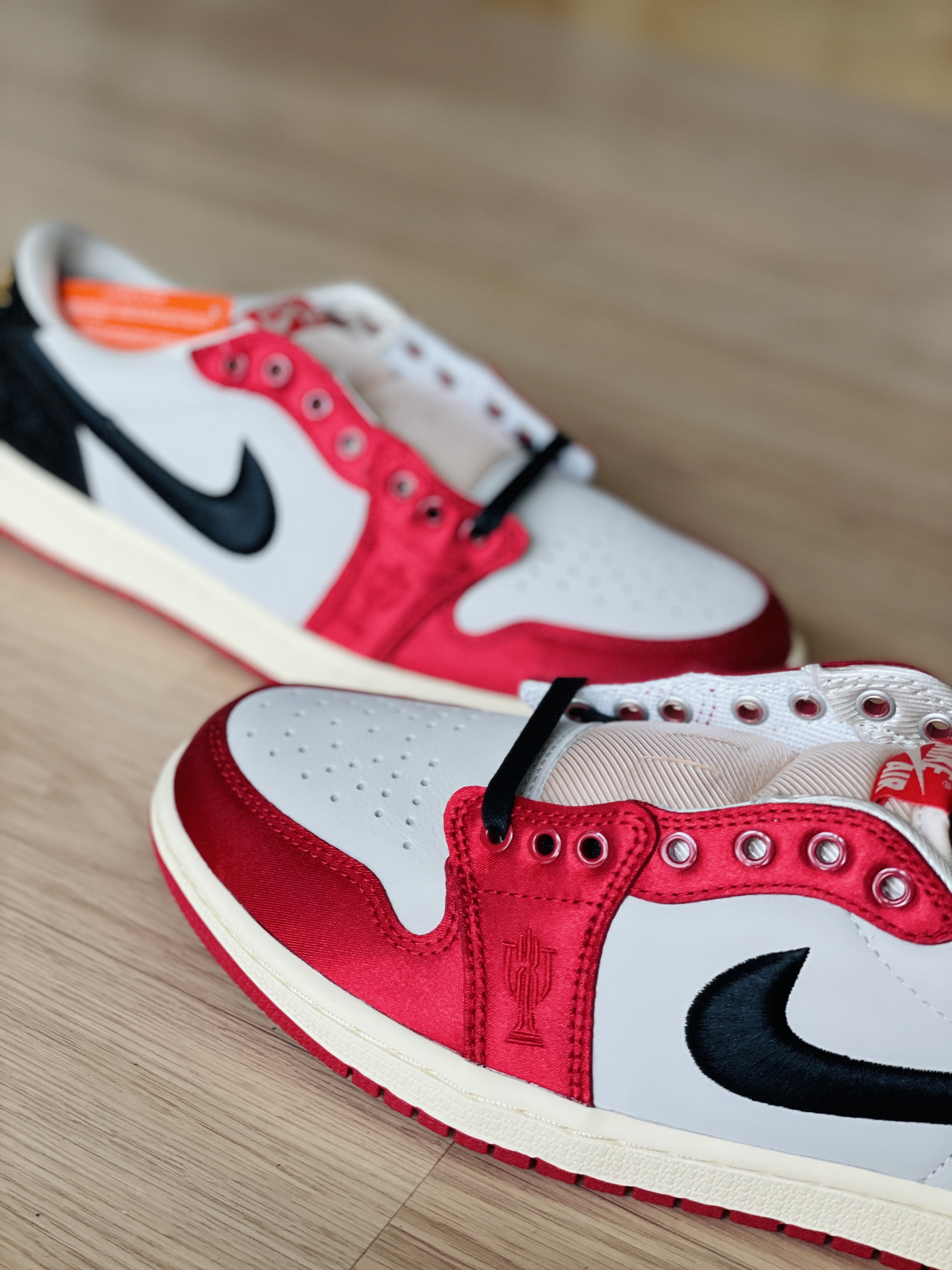 Jordan 1 x Trophy Room Retro Low OG SP Sail Varsity Red 착용 스타일 - 1
