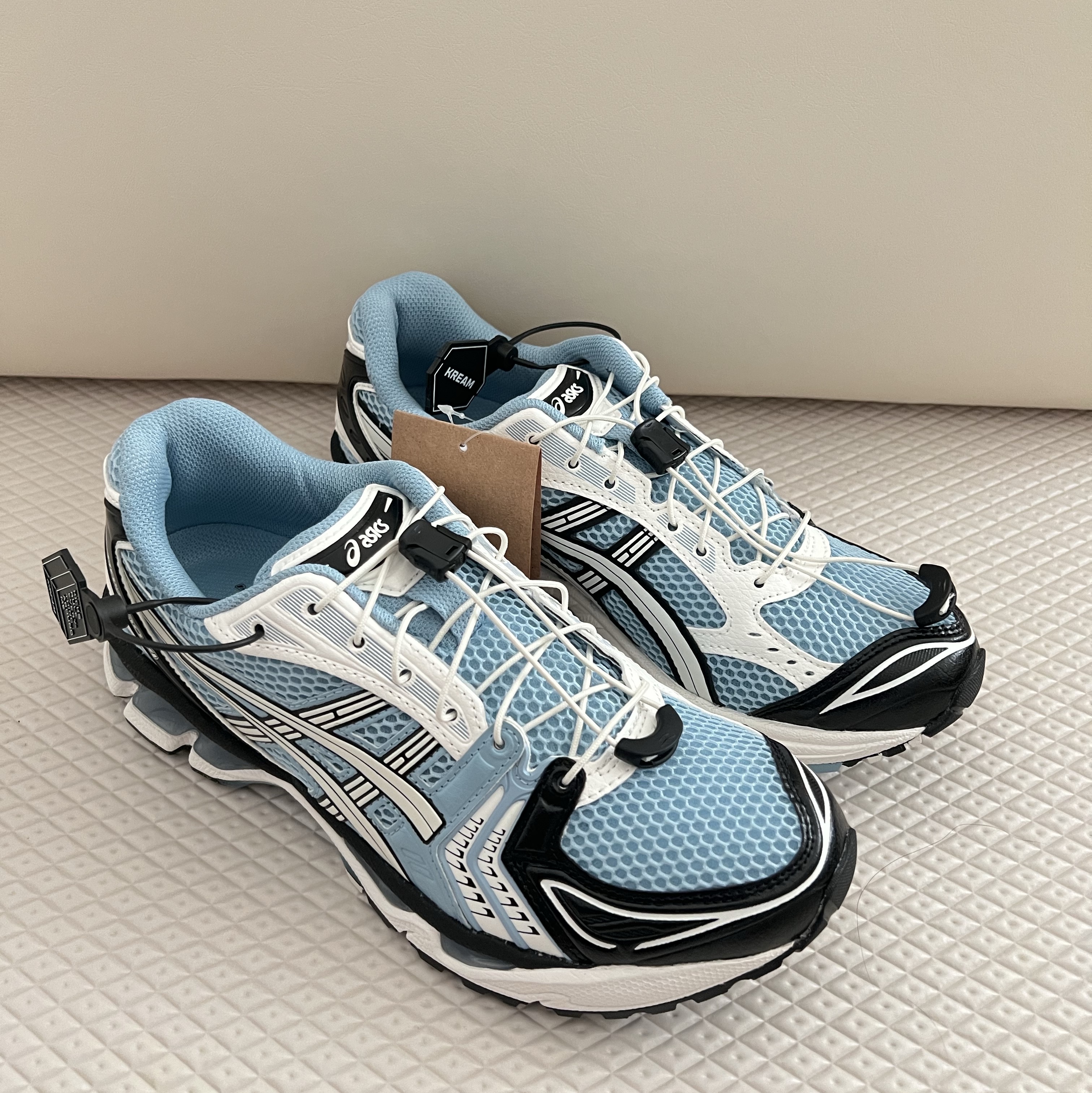 Asics Unlimited Gel-Kayano 14 Mist Cream 착용 스타일
