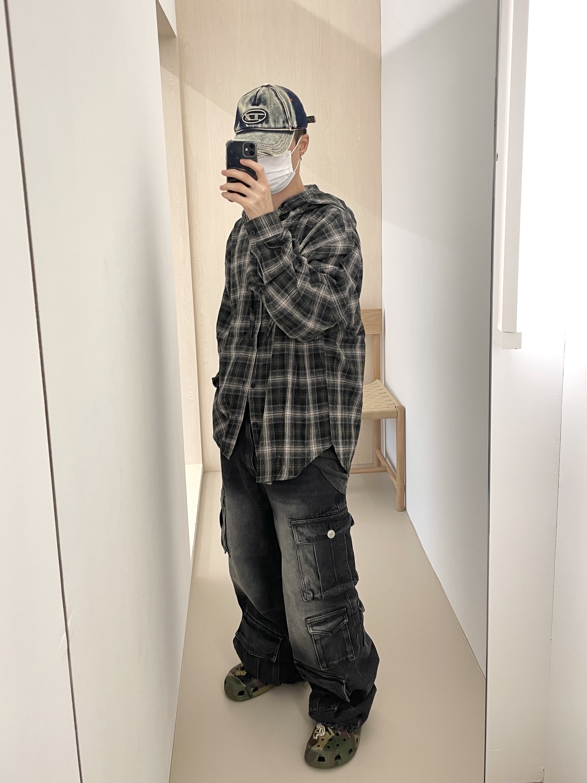 Diesel C-Seymon Treated Denim Baseball Cap Blue White, Crocs x Palace Classic Clog Woodland Camo 착용 스타일