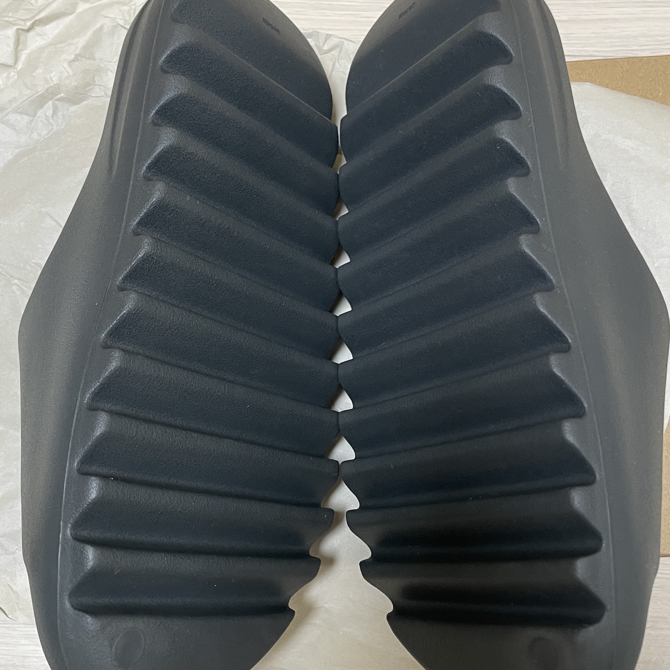 Adidas Yeezy Slide Dark Onyx 2024 착용 스타일 - 2