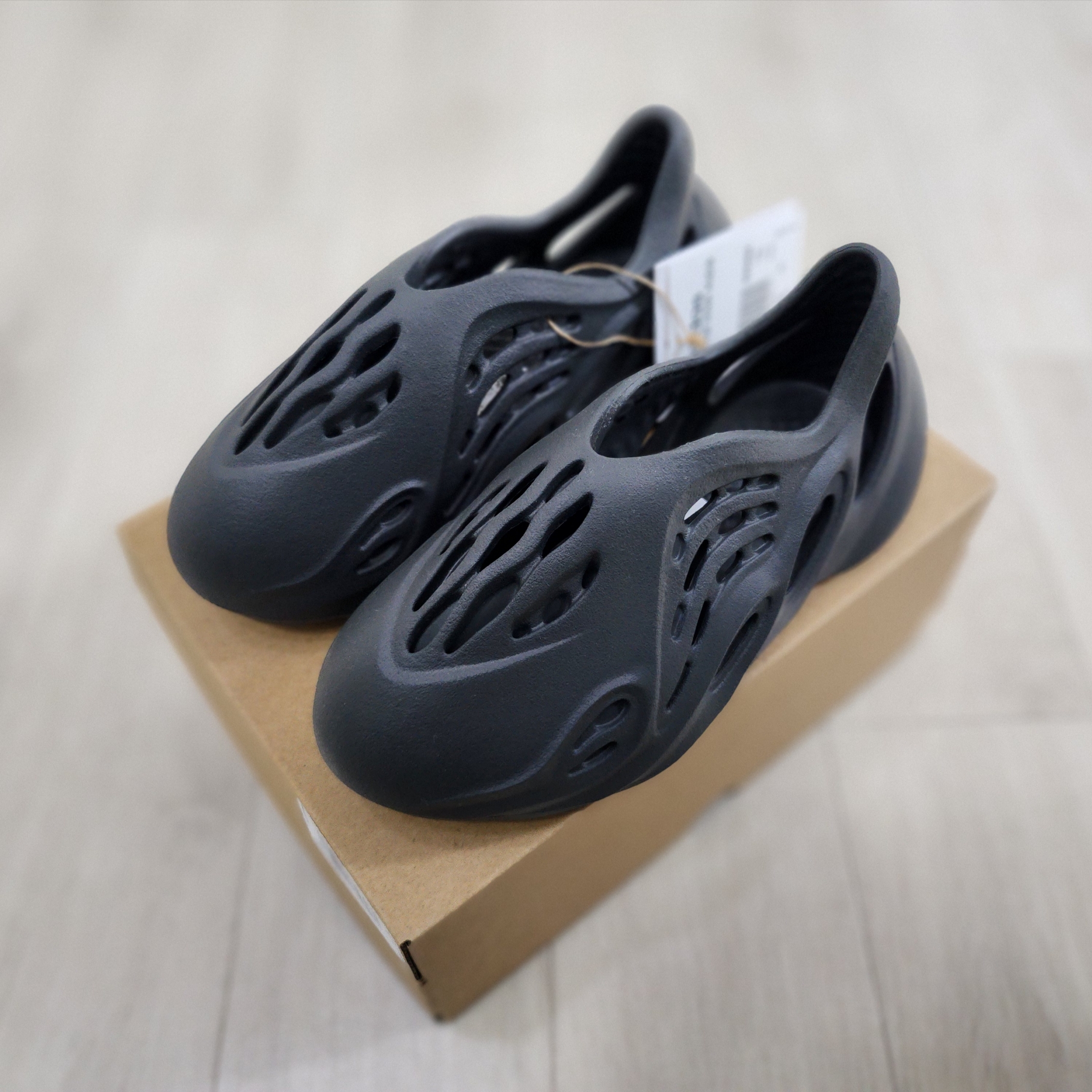 (Kids) Adidas Yeezy Foam RNNR Carbon 착용 스타일 - 2