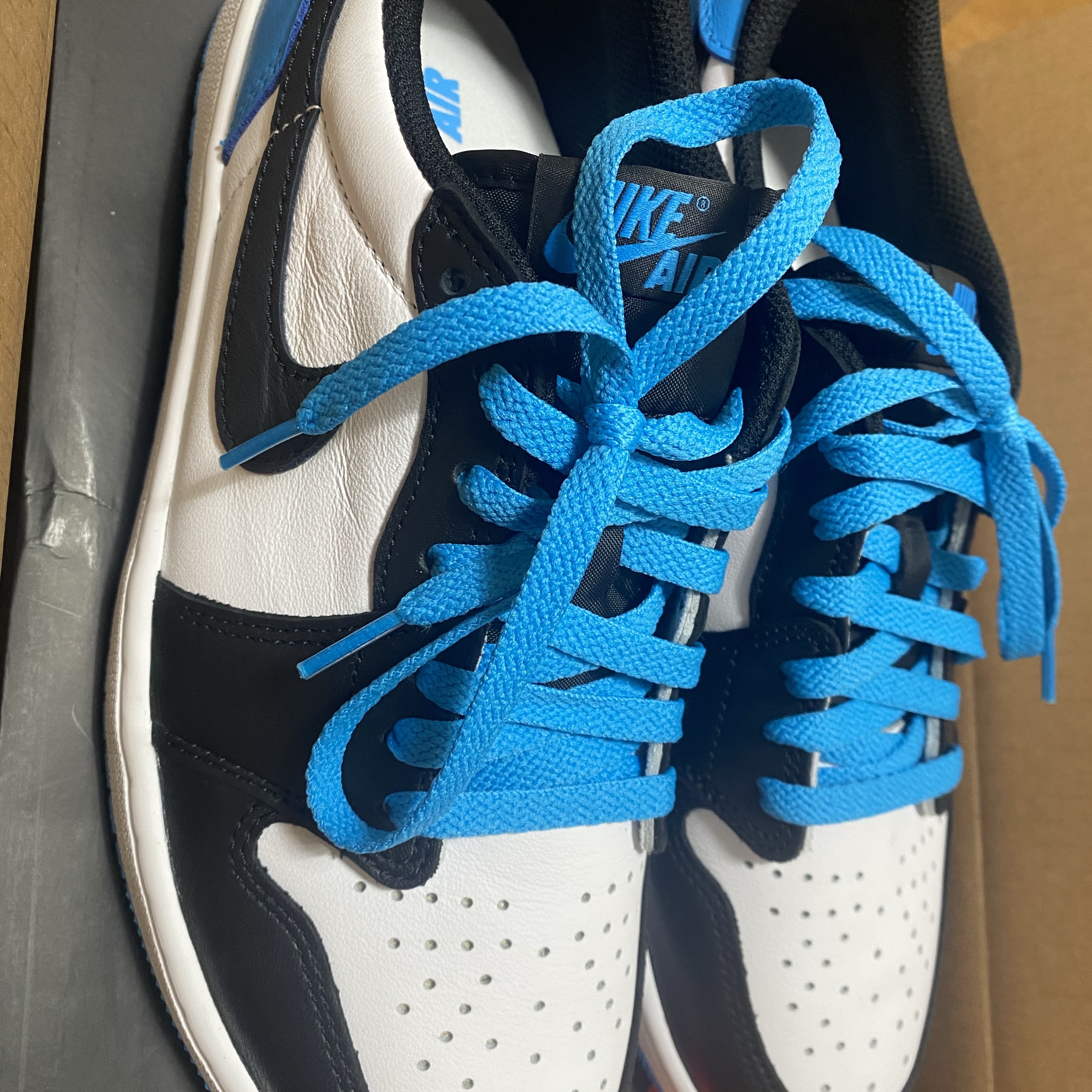 Jordan 1 Retro Low OG Black and Dark Powder Blue 착용 스타일 - 1