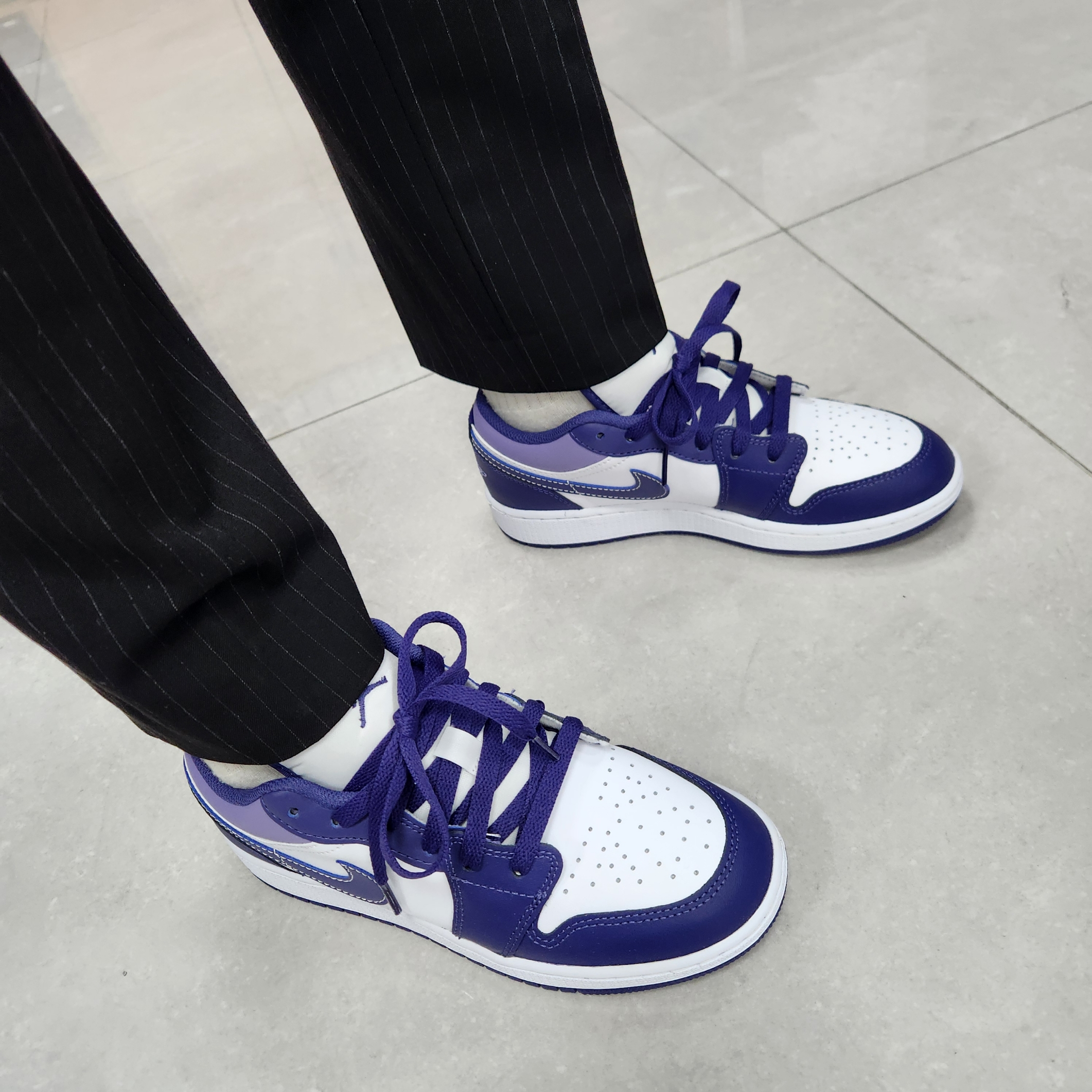 (GS) Jordan 1 Low Sky J Purple White 착용 스타일 - 1