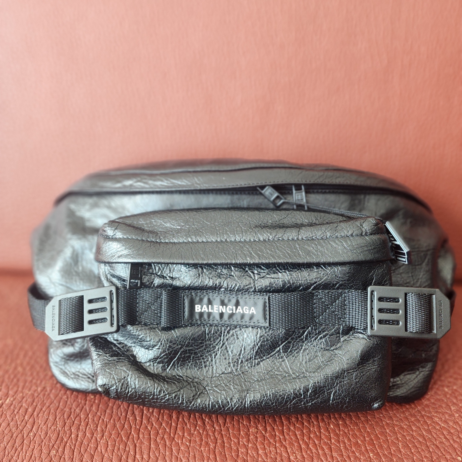 Balenciaga Arena Lambskin Army Large Beltbag Black 착용 스타일 - 3