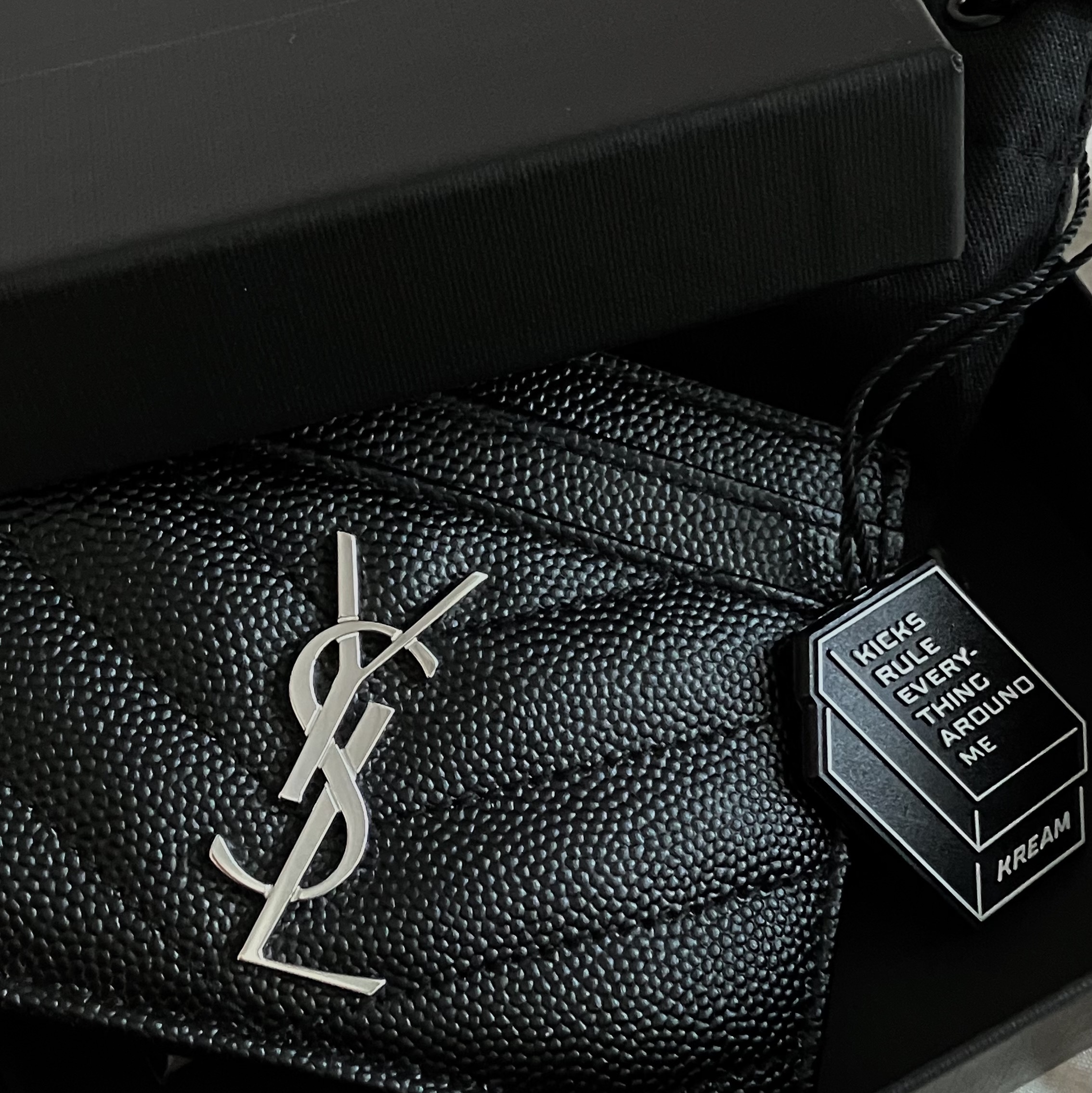 Saint Laurent Cassandre Matelasse Card Case in Grain De Poudre Embossed Leather Black 착용 스타일