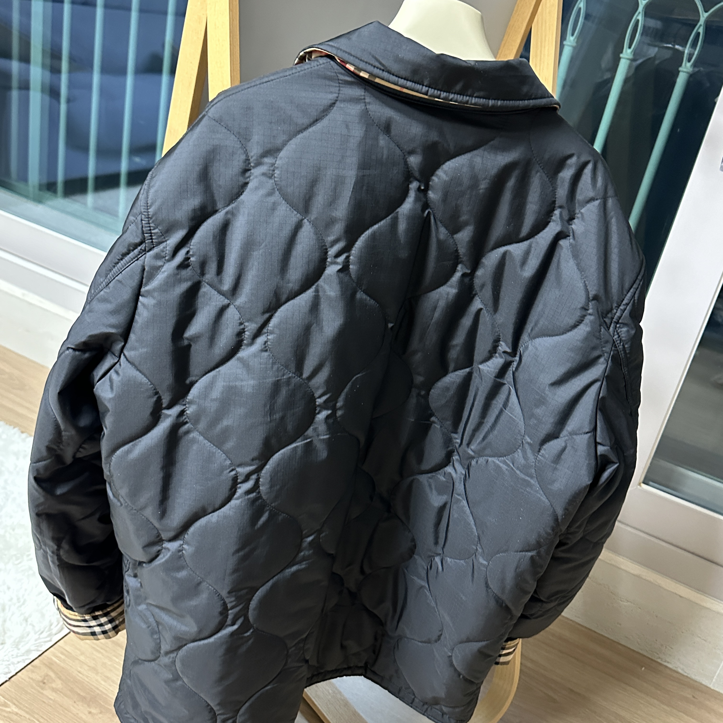 Burberry Reversible Vintage Check Thermoregulated Overshirt Black 착용 스타일 - 5