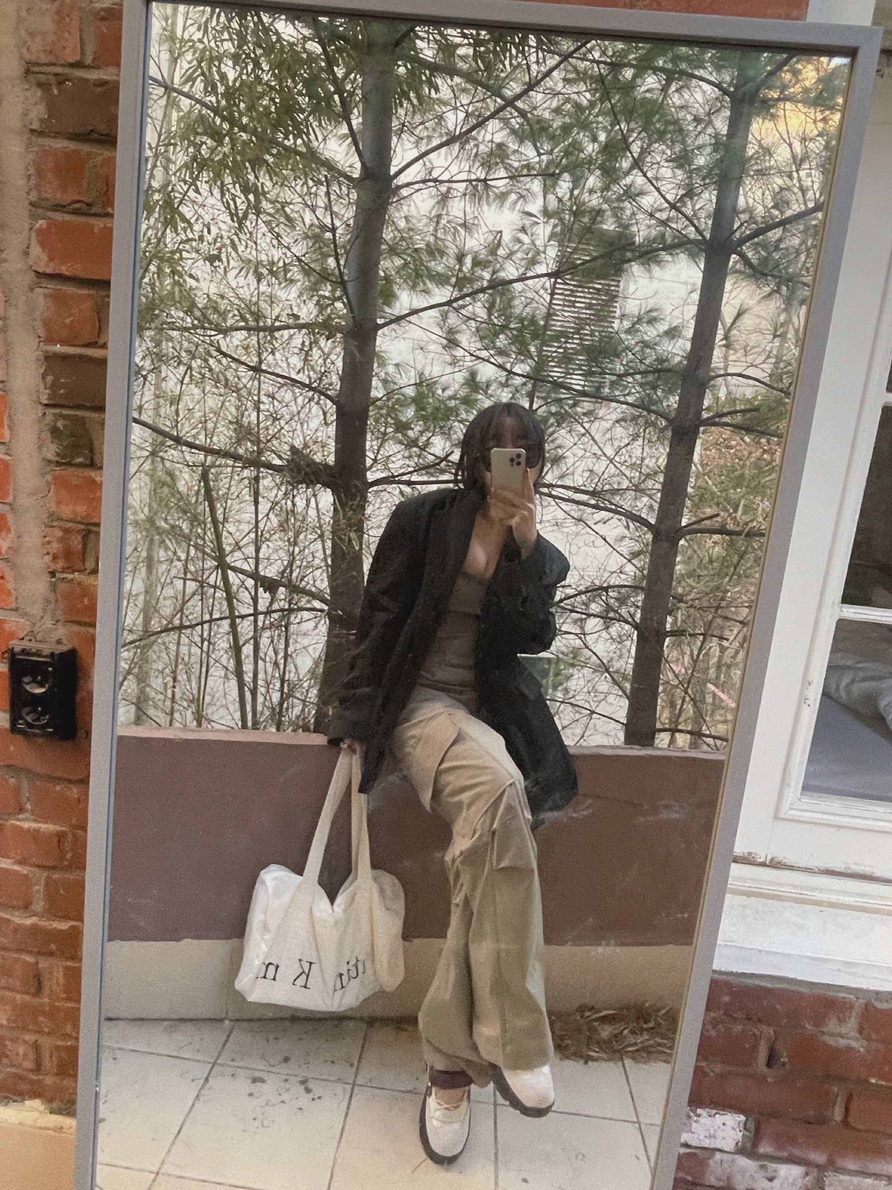 Matin Kim Logo Sporty Duffle Bag Ivory, (W) Rockfishweatherwear x Glowny Bryn Velcro Sneakers Ivory 착용 스타일 - 2