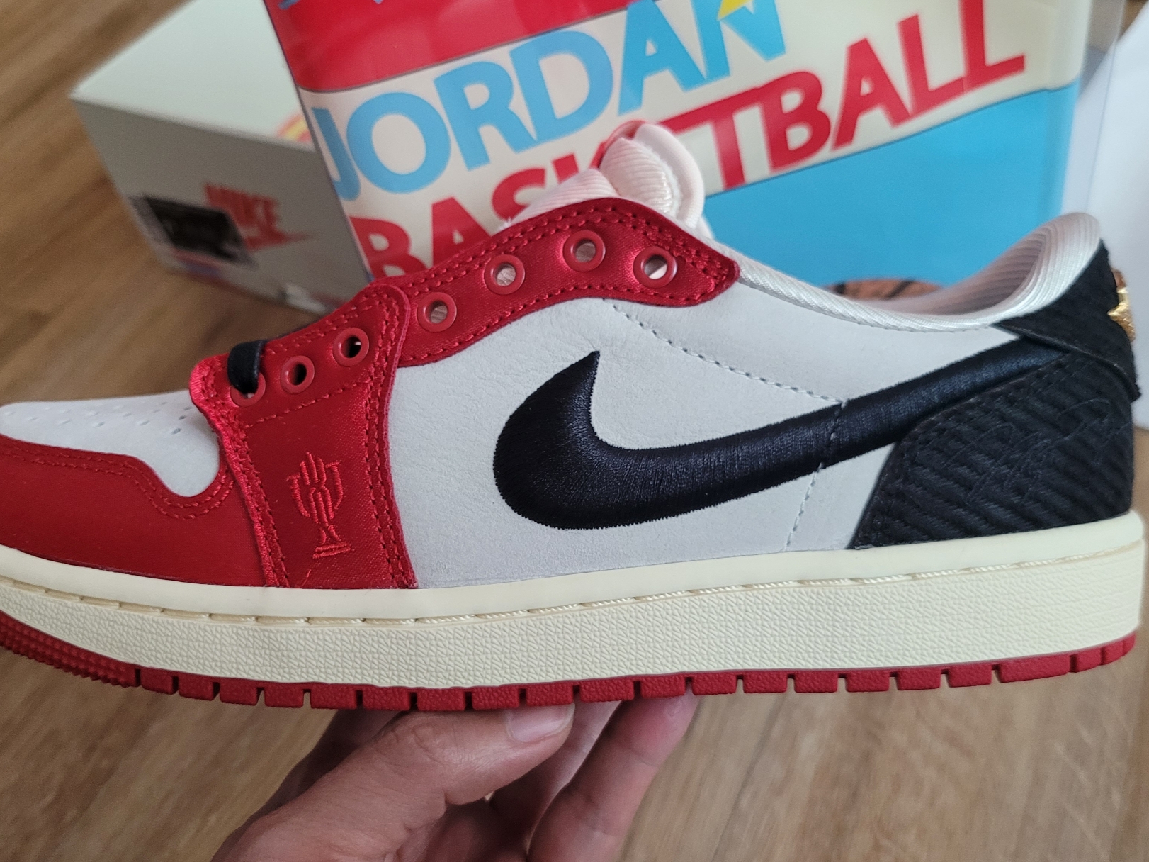 Jordan 1 x Trophy Room Retro Low OG SP Sail Varsity Red 착용 스타일 - 5