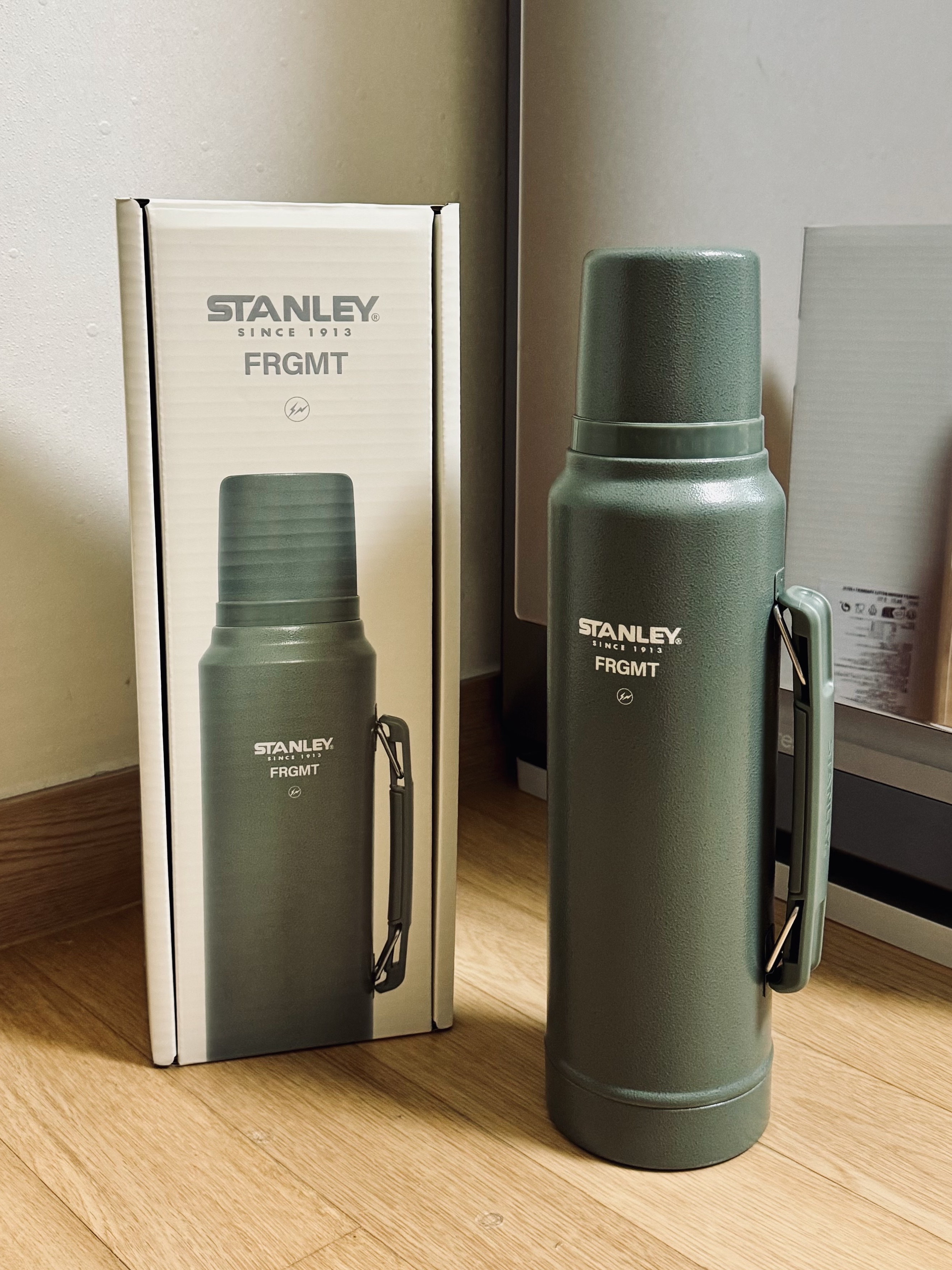 Stanley x Fragment Classic Vacuum Bottle 1L Hammertone Green 착용 스타일
