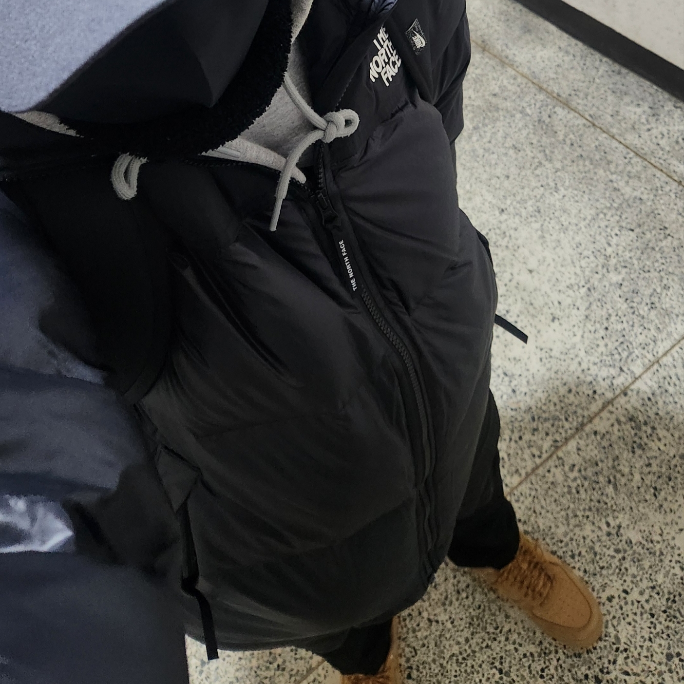 Nike Air Force 1 '07 WB Flax, The North Face On Ball Jacket Black 착용 스타일 - 1