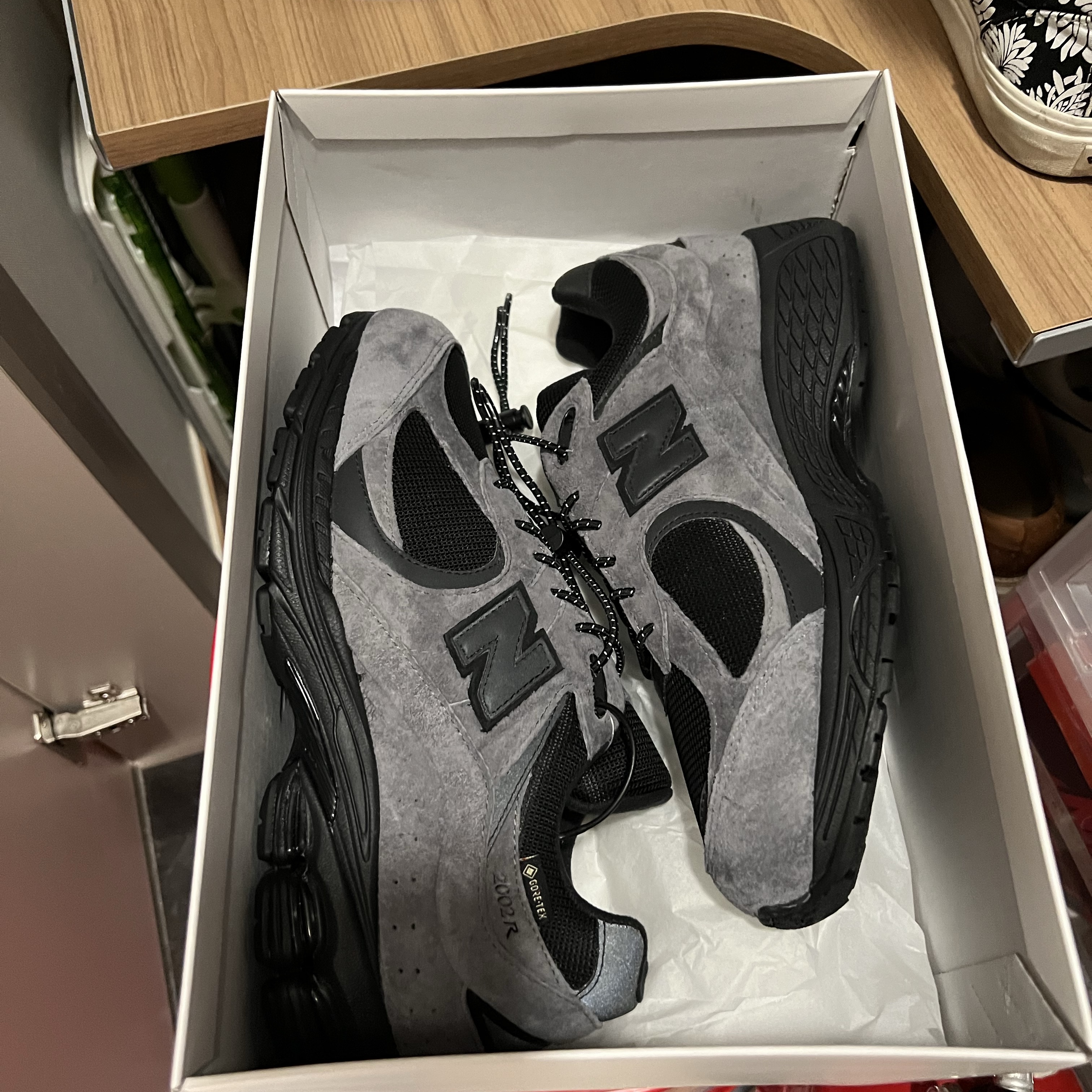 New Balance x JJJJound 2002R Gore-Tex Charcoal 착용 스타일 - 2