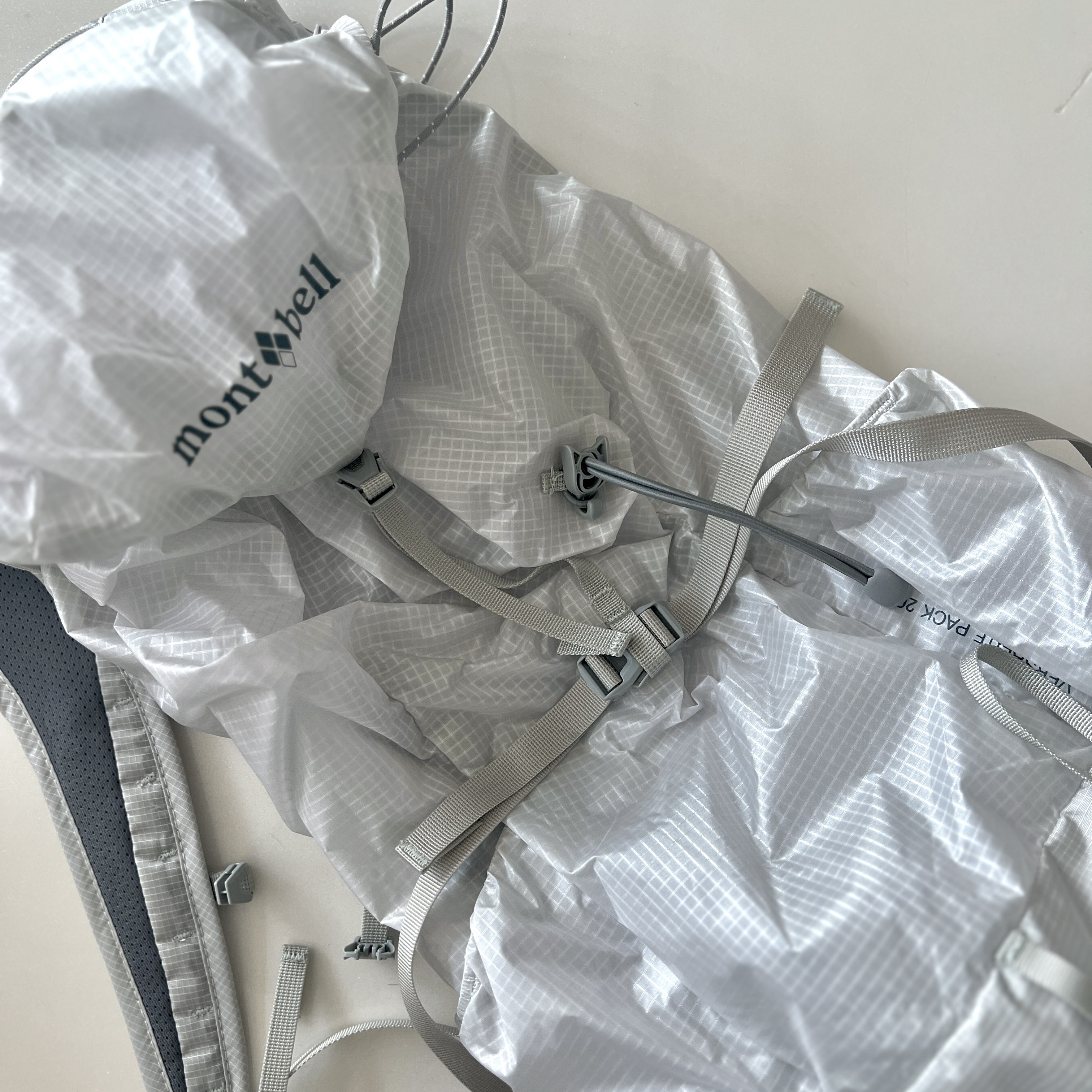 Montbell Versalite Pack 20 Backpack Ice White 착용 스타일 - 1