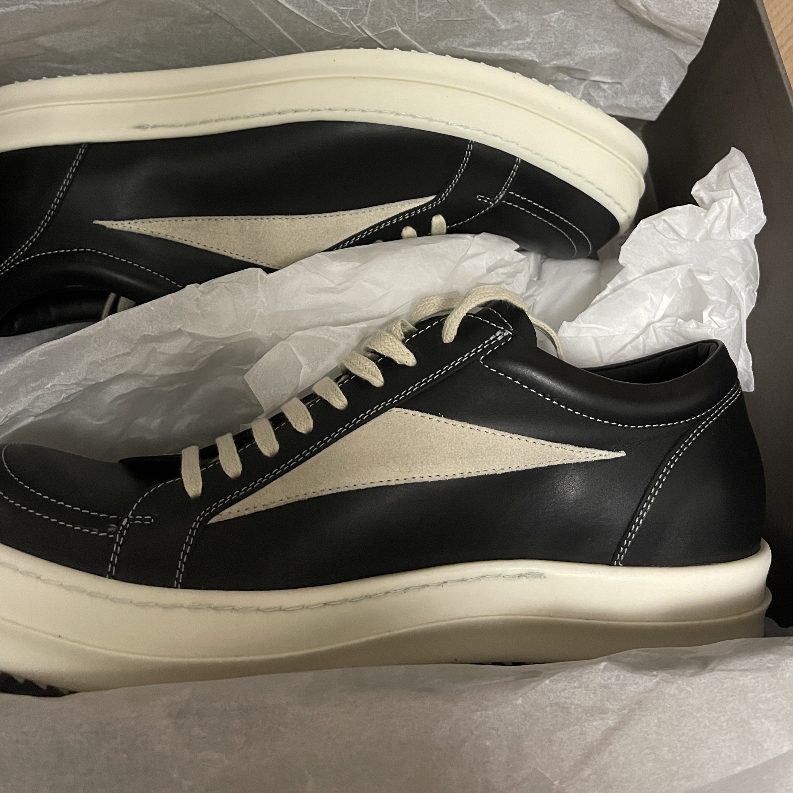 Rick Owens Geobasket Full Grain Calf Leather Strobe Sneakers Black Milk White, Rick Owens Luxor Vintage Sneakers Black Milk 착용 스타일 - 2