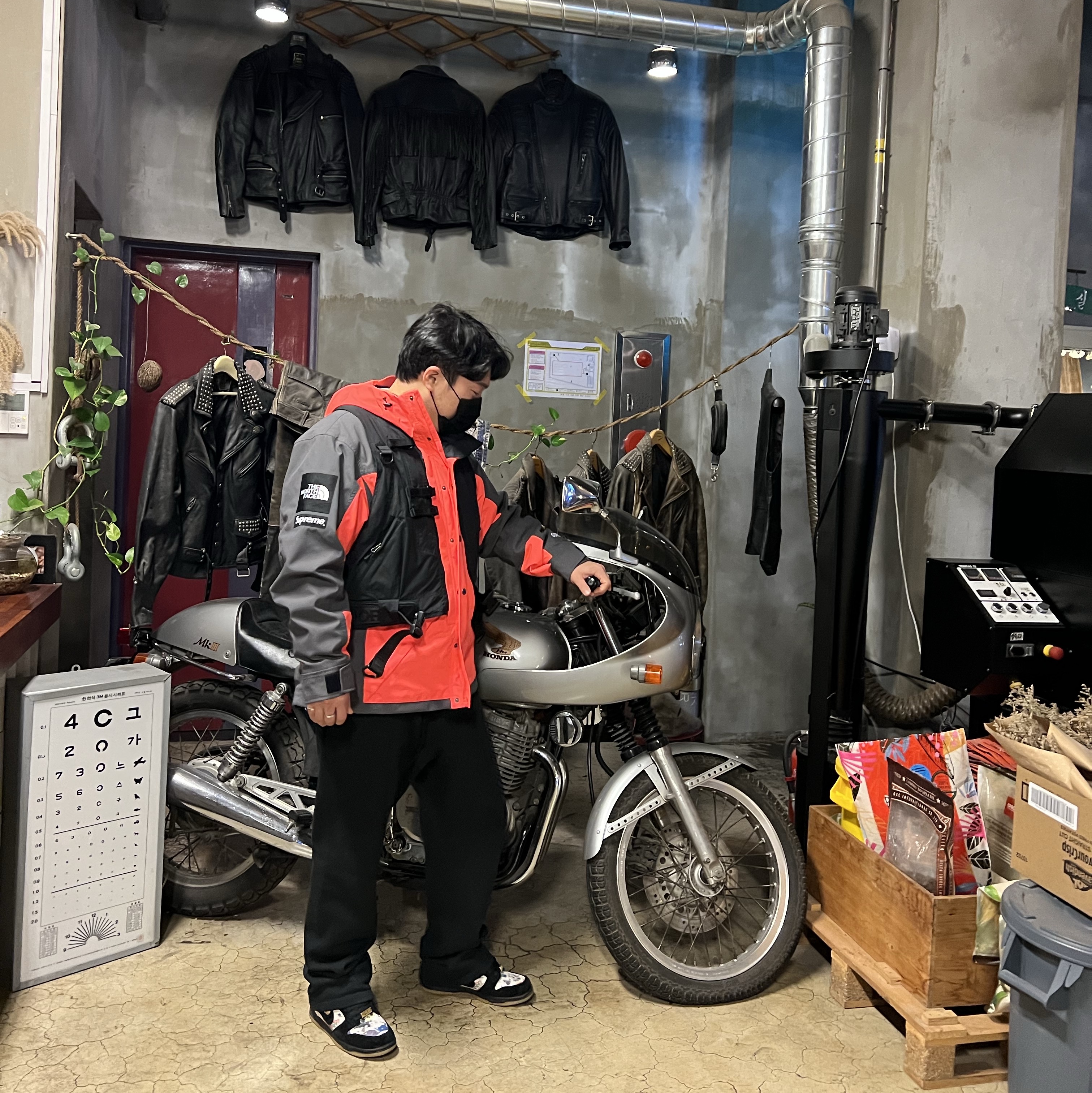 Supreme x The North Face RTG Jacket + Vest Red - 20SS, Nike x Supreme SB Dunk Low QS Rammellzee Black 착용 스타일
