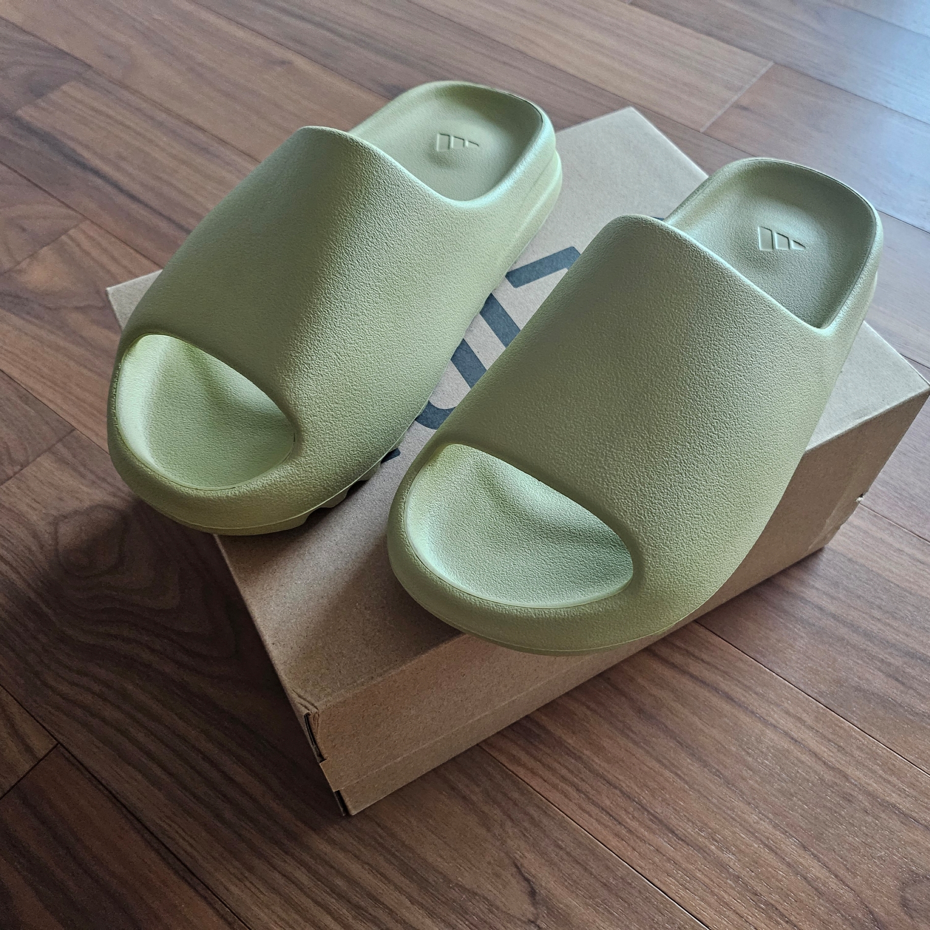 Adidas Yeezy Slide Resin 착용 스타일