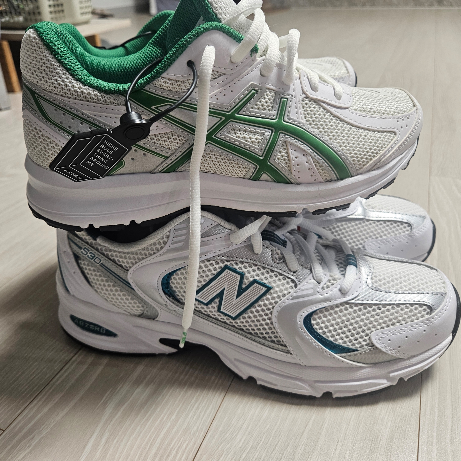 Asics Jog 100 S White Green - 2E Wide, New Balance 530 White Mint 착용 스타일 - 1