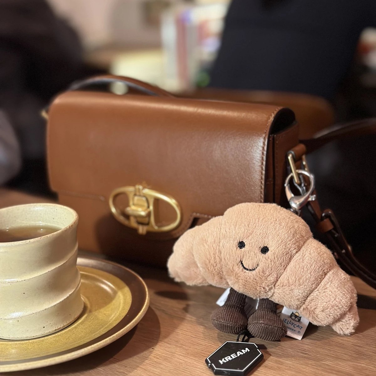 Jellycat Amuseable Croissant Bag Charm Brown 착용 스타일