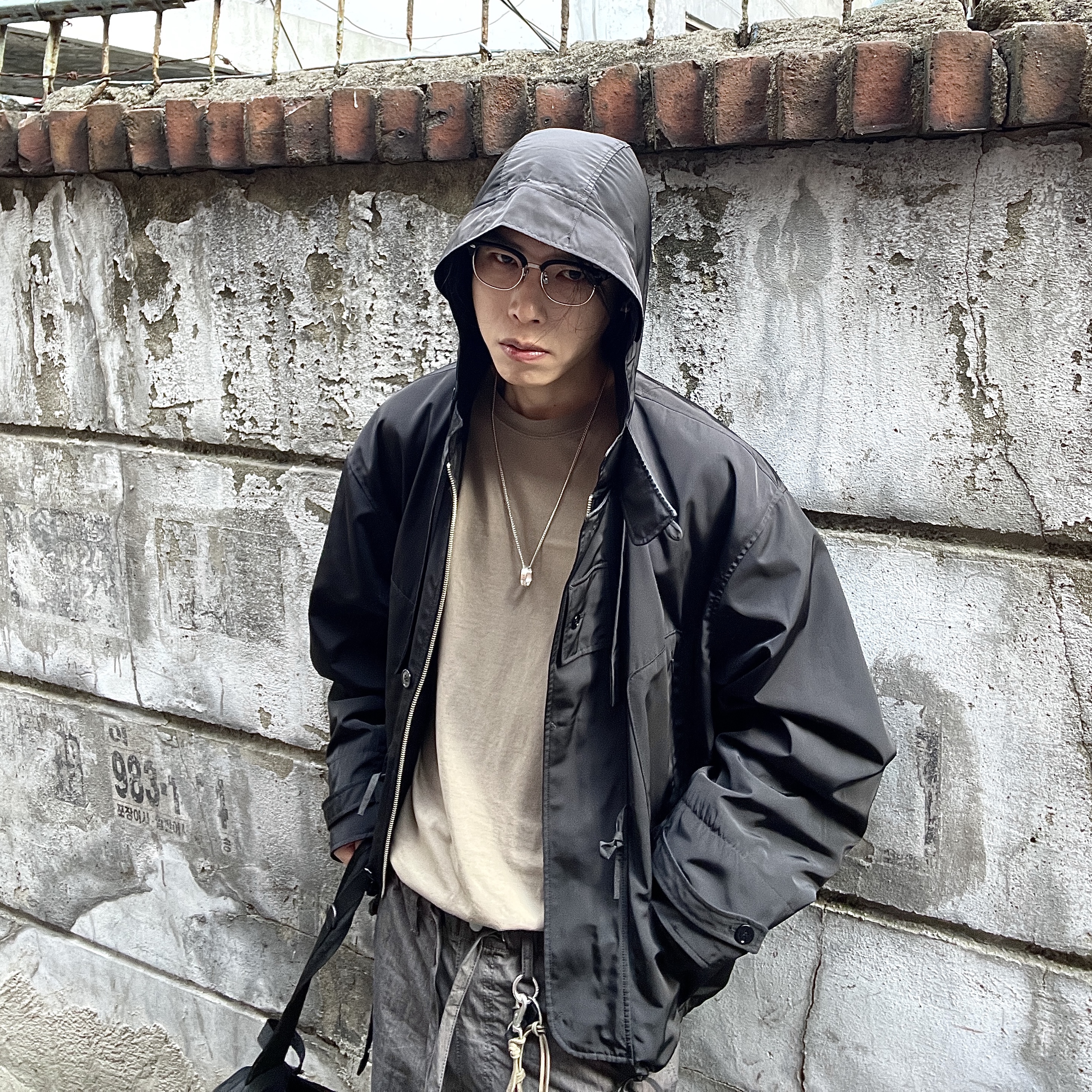 Our Legacy Ladon Leather Keychain Olive, Sculptor Oldschool Slouchy Backpack Black 착용 스타일 - 6