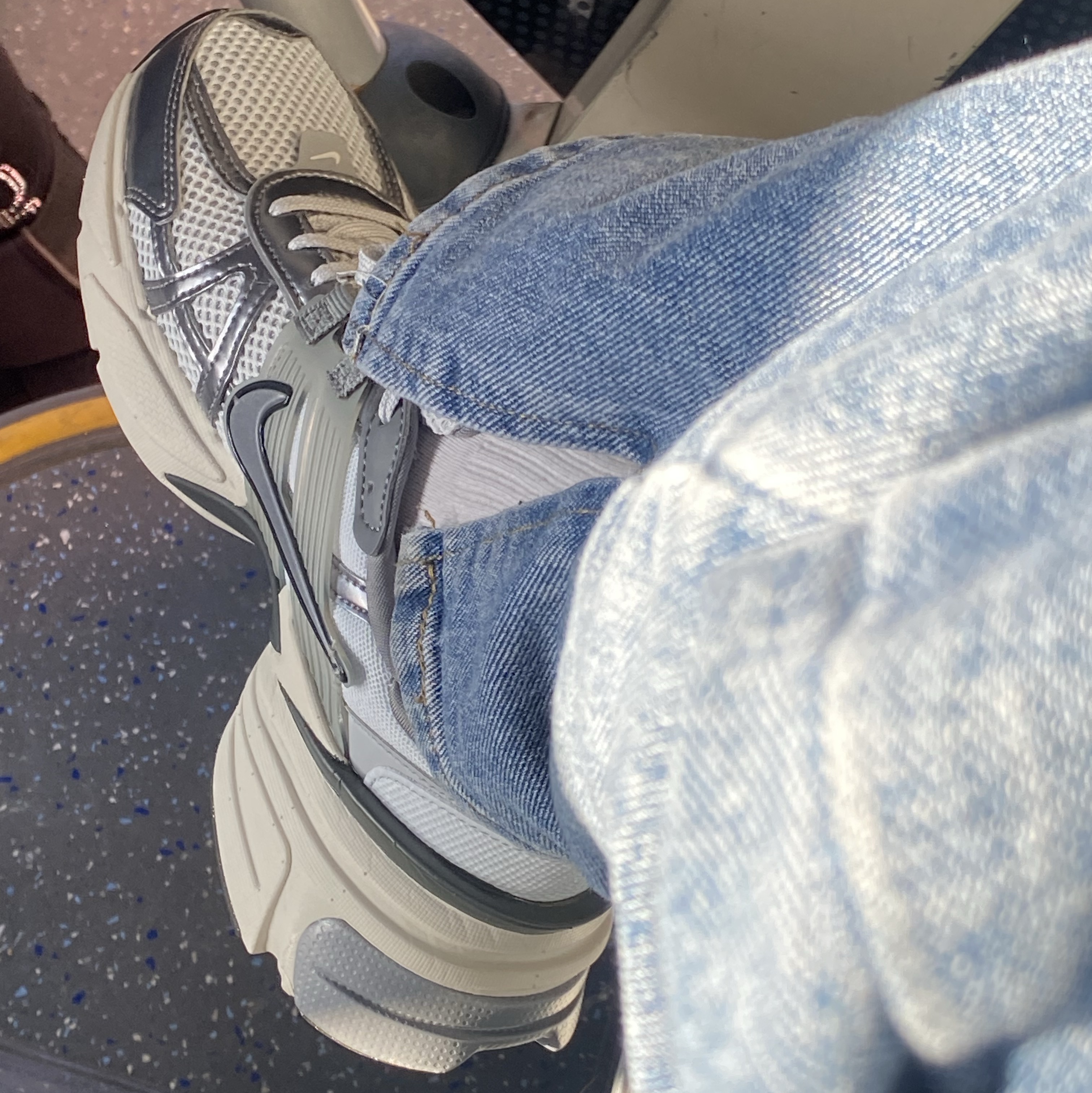 Nike V2K Run Pure Platinum Wolf Grey 착용 스타일