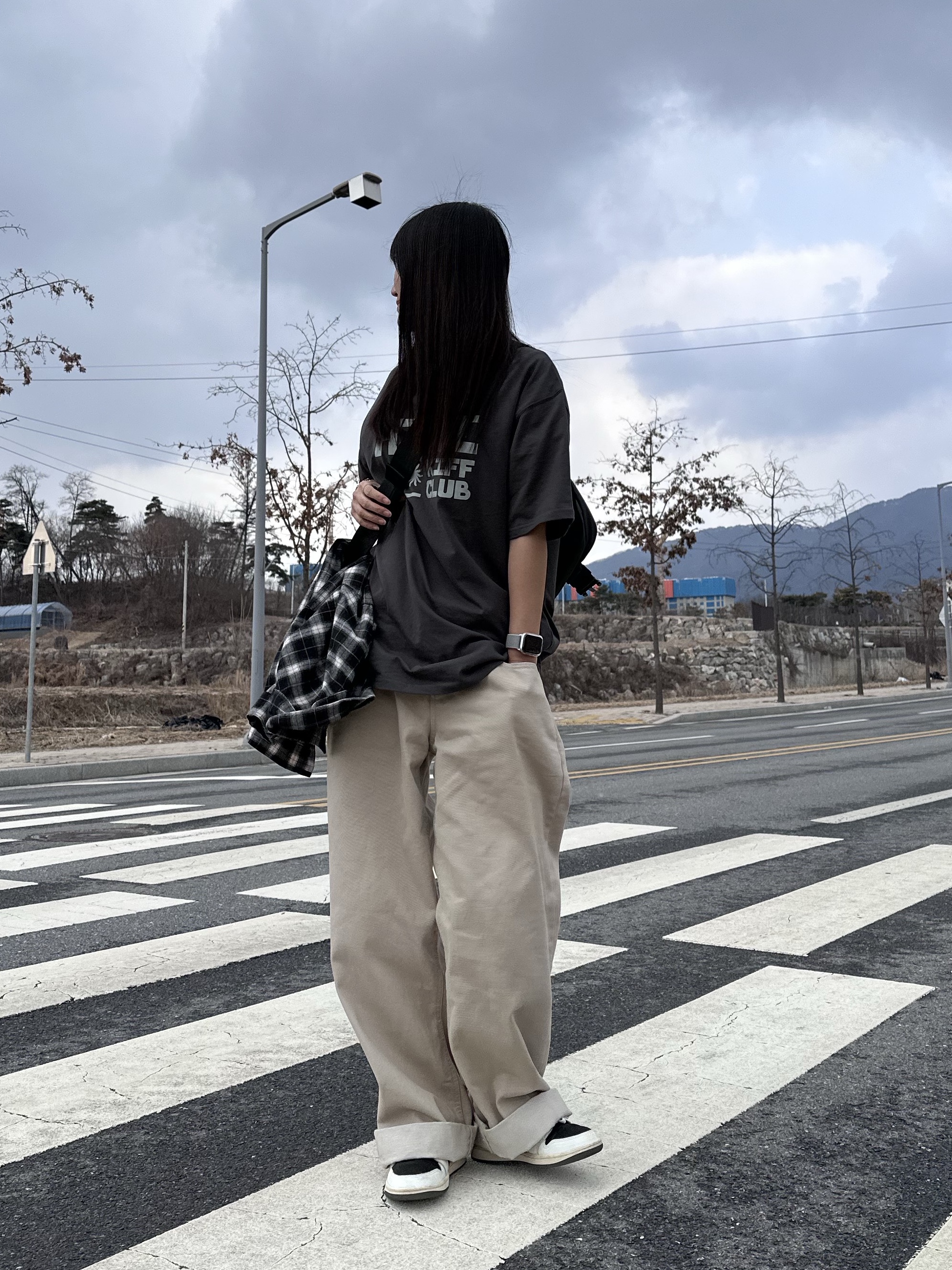 (W) Jordan 1 x Travis Scott Retro Low OG SP Medium Olive 착용 스타일 - 1