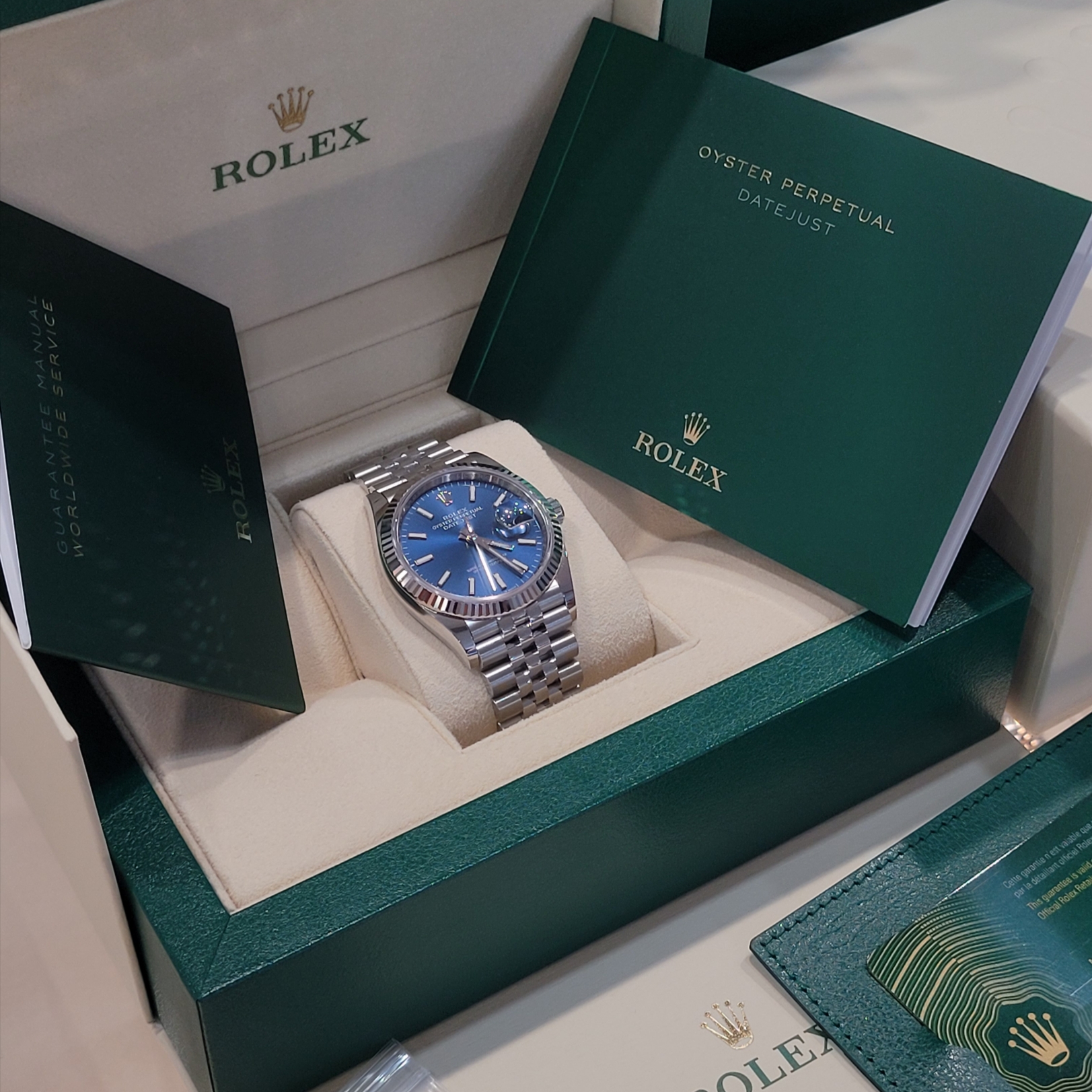 Rolex Datejust 36mm 126234 Bright Blue Jubilee 착용 스타일