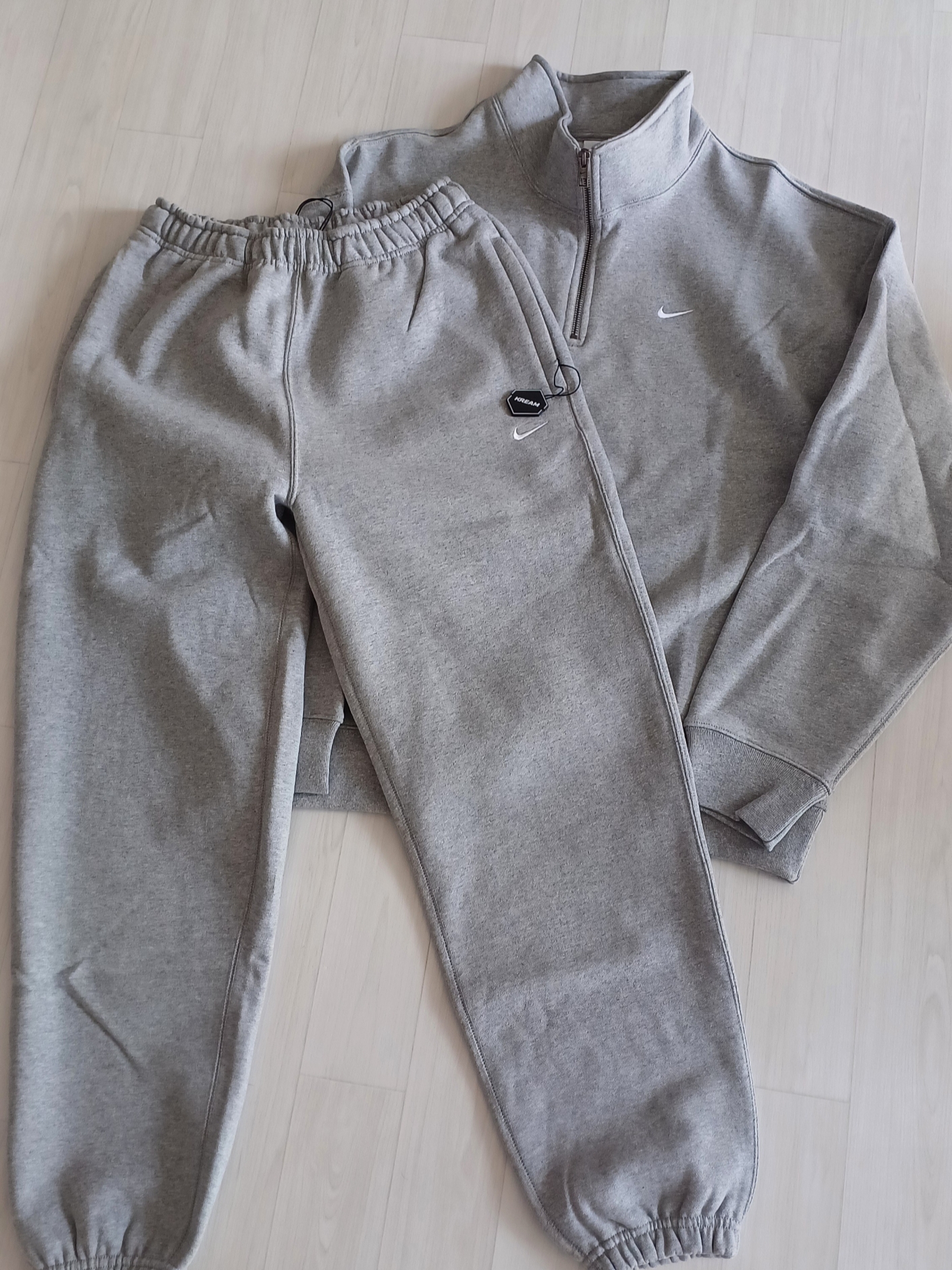 (W) Nike NRG Solo Swoosh Fleece Pants Dark Grey Heather - Asia, Nike NRG Solo Swoosh Heavy Weight BB Quarter Zip Top Dark Grey Heather - Asia 착용 스타일 - 1