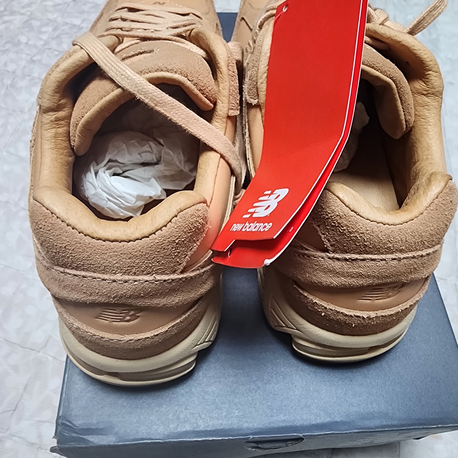 New Balance 2002R Premium Leather Pack Toast 착용 스타일 - 3