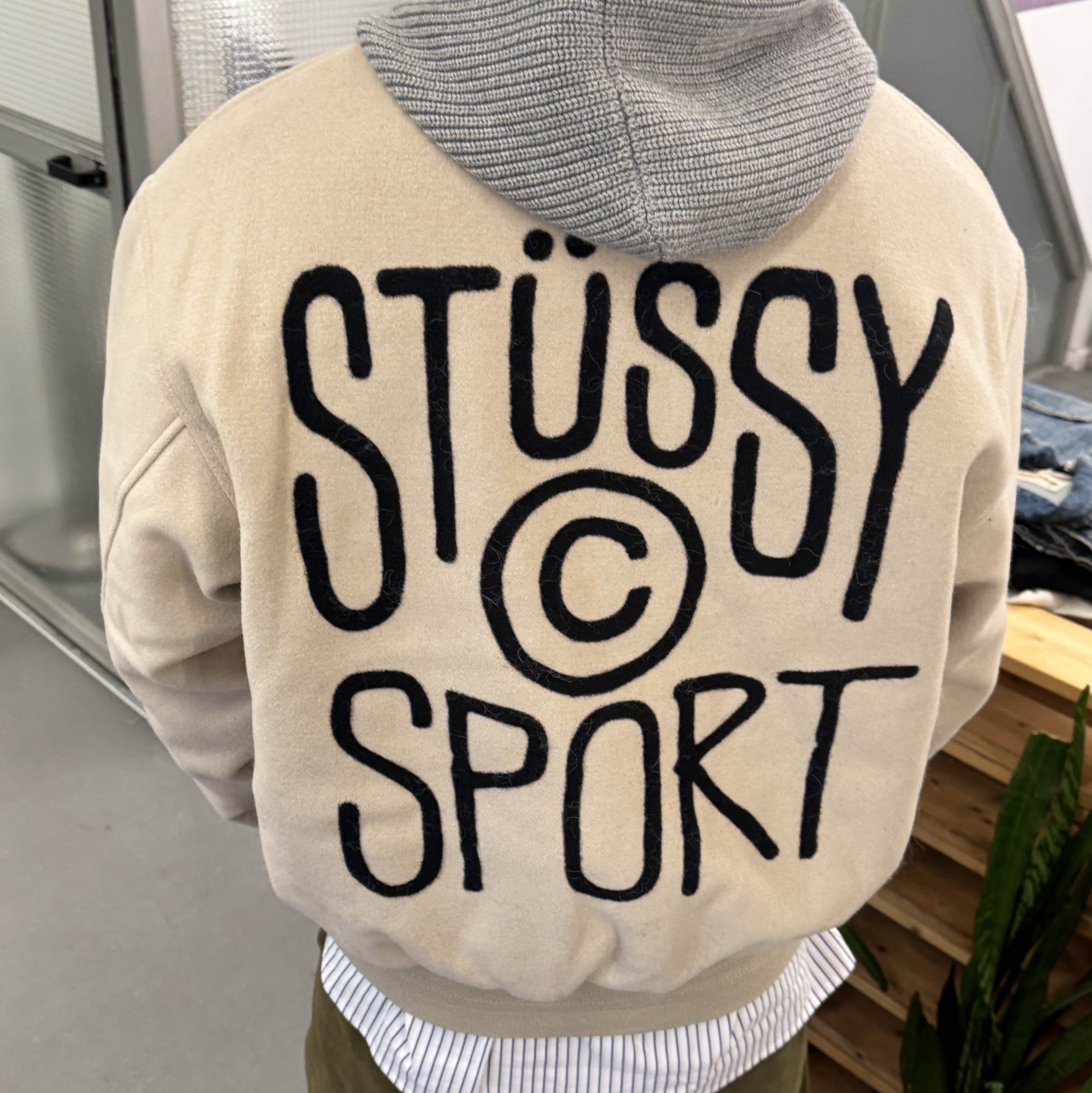 Stussy Sport Melton Varsity Jacket Oatmeal 착용 스타일 - 2