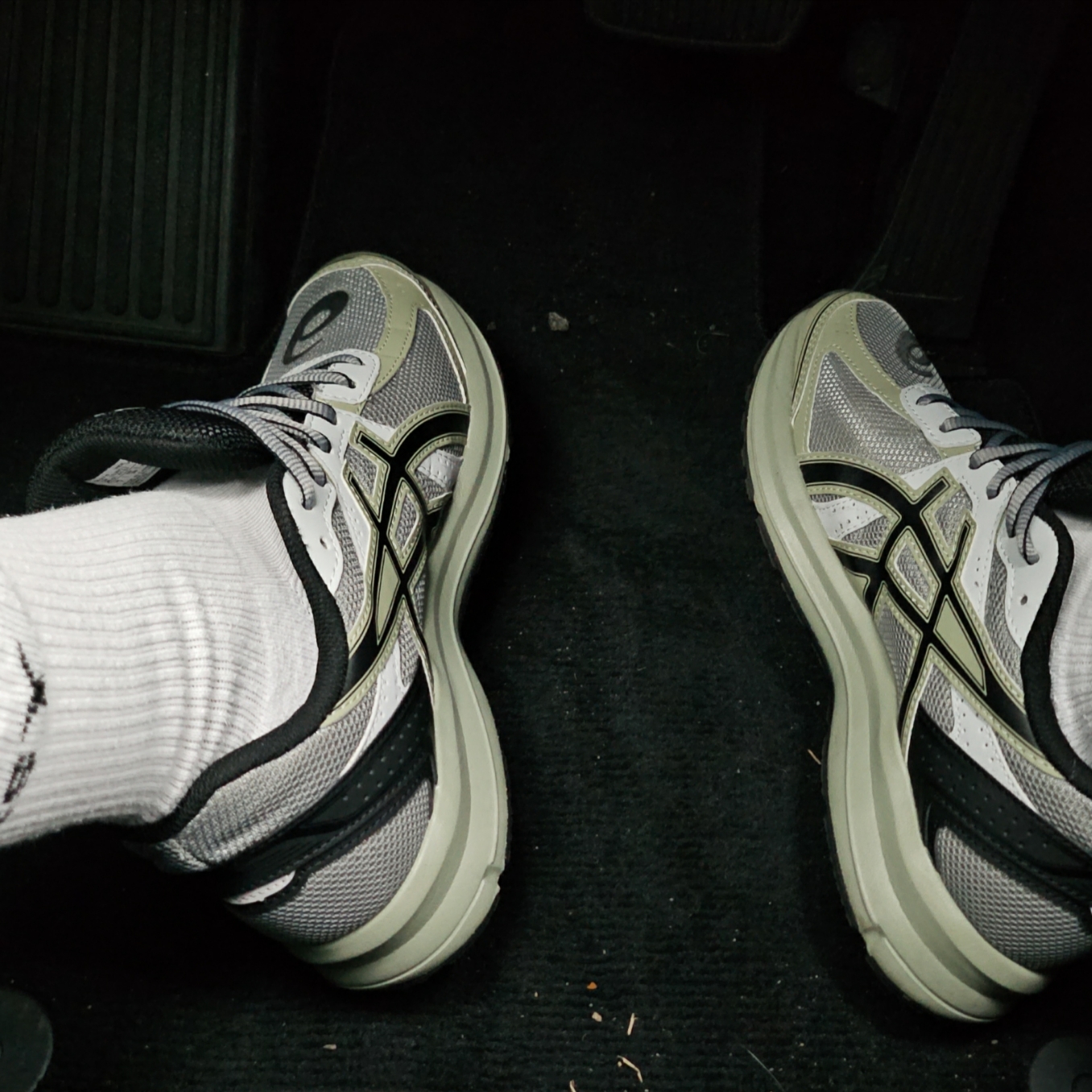 Asics Jog 100 S Sheet Rock - 2E Wide, Nike x Stussy Everyday Plus Cushioned Crew Socks White (3 Pack) 착용 스타일 - 1